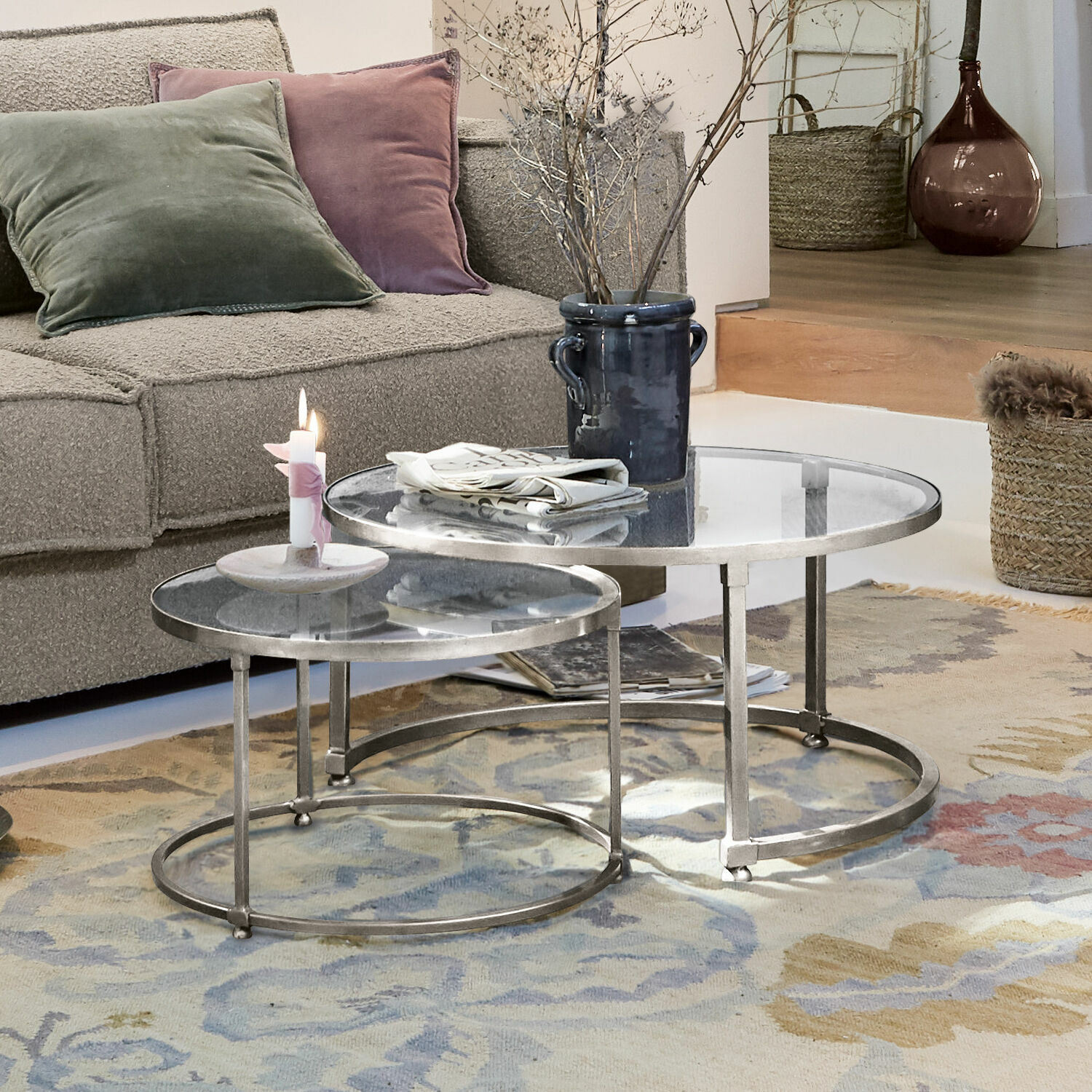 Salontafel set van 2 Kabala Set van twee ronde salontafels met glazen blad en metalen frame in een woonkamer