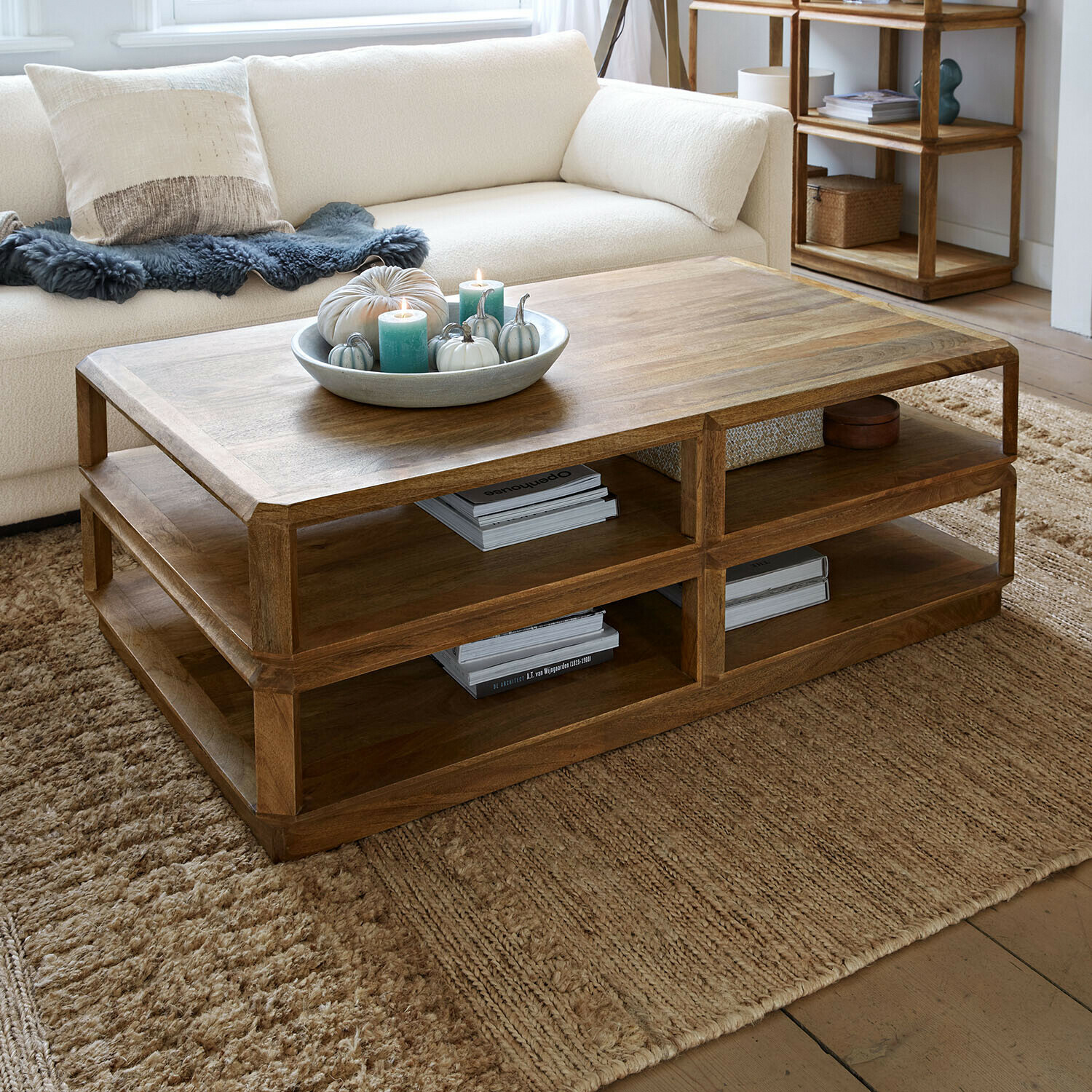 Salontafel Inverly Houten salontafel in natuurlijke kleur met planken op een beige vloerkleed in woonkamer