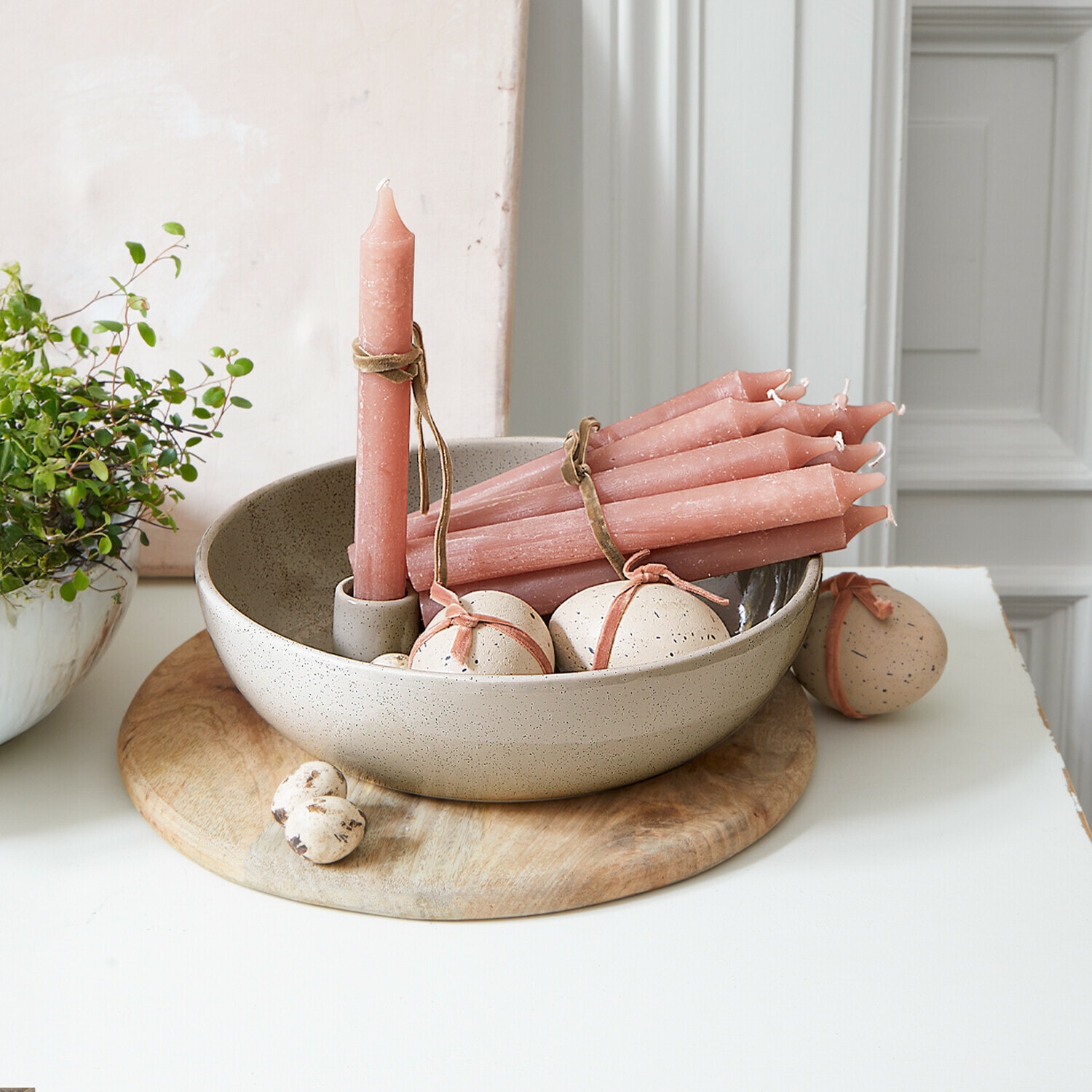 Bougeoir Kenvilor Bougies roses et décorations en céramique beige dans un bol posé sur un plateau en bois