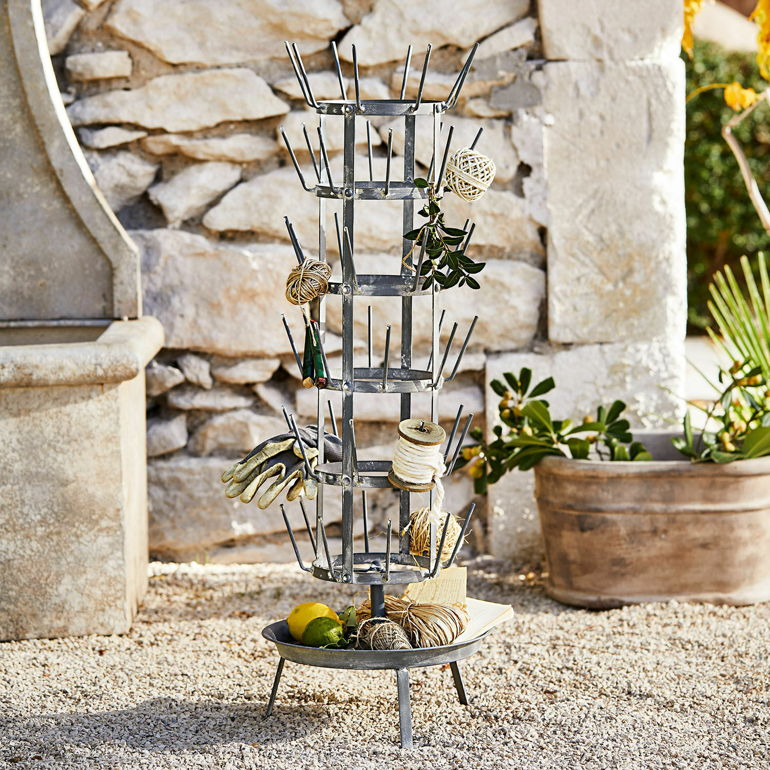 Bloempottenrek Leeston Metalen tuinstandaard met haken en bak voor tuingereedschap en accessoires