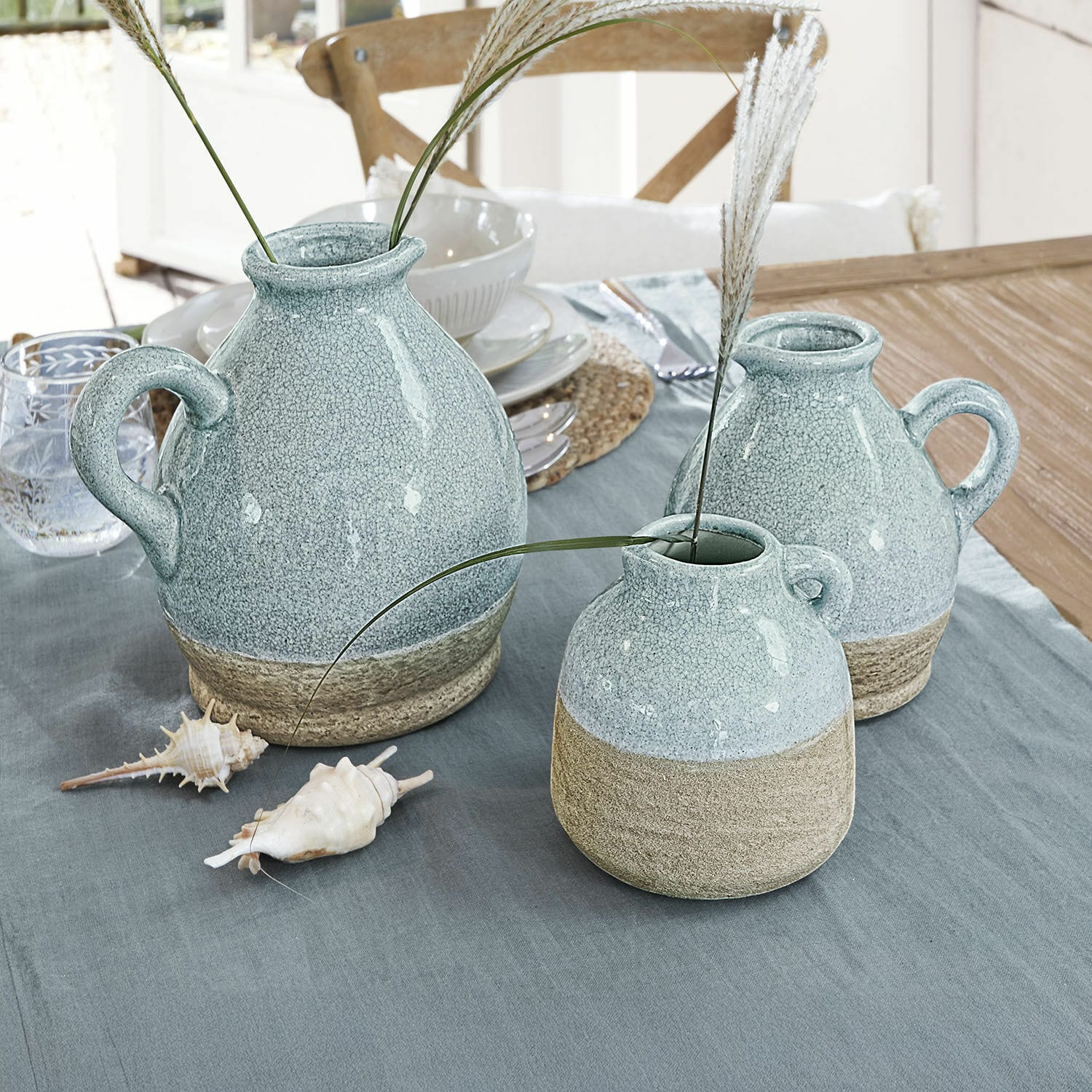 Vaas set van 3 Lezíria Set van drie keramische vazen in blauw-beige op tafel met schelpen als decoratie