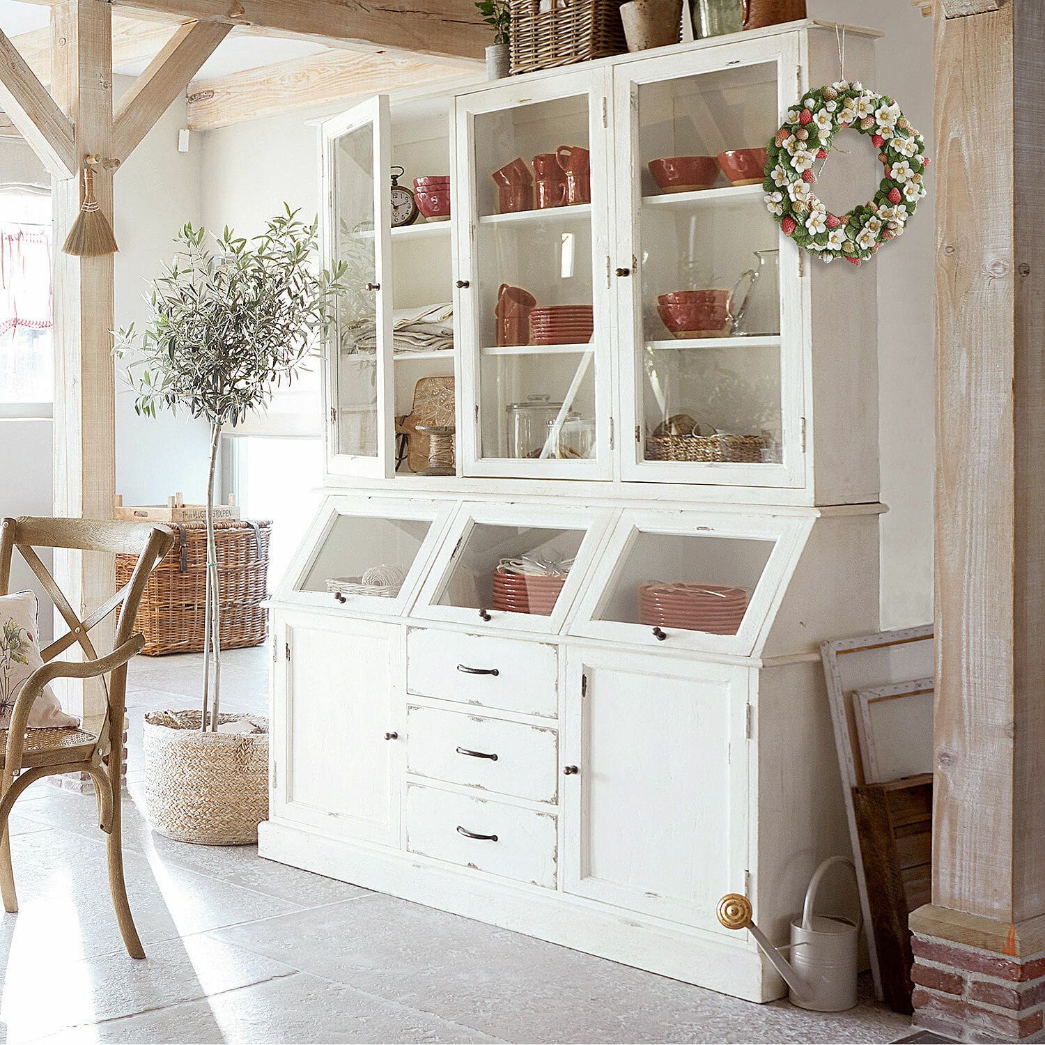 Vaisselier Bolquère Buffet en bois blanc avec portes vitrées et tiroirs style vintage pour ranger la vaisselle