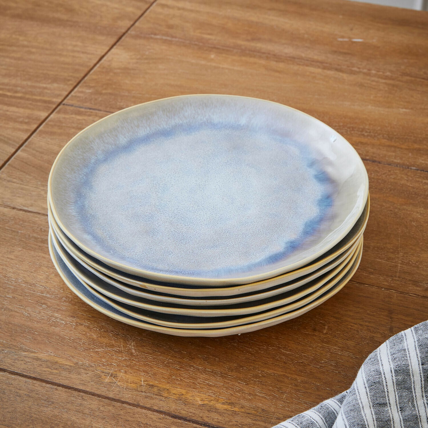 Bord set van 6 Vionette Set van zes keramische borden in blauw- en beigetinten op een houten tafel