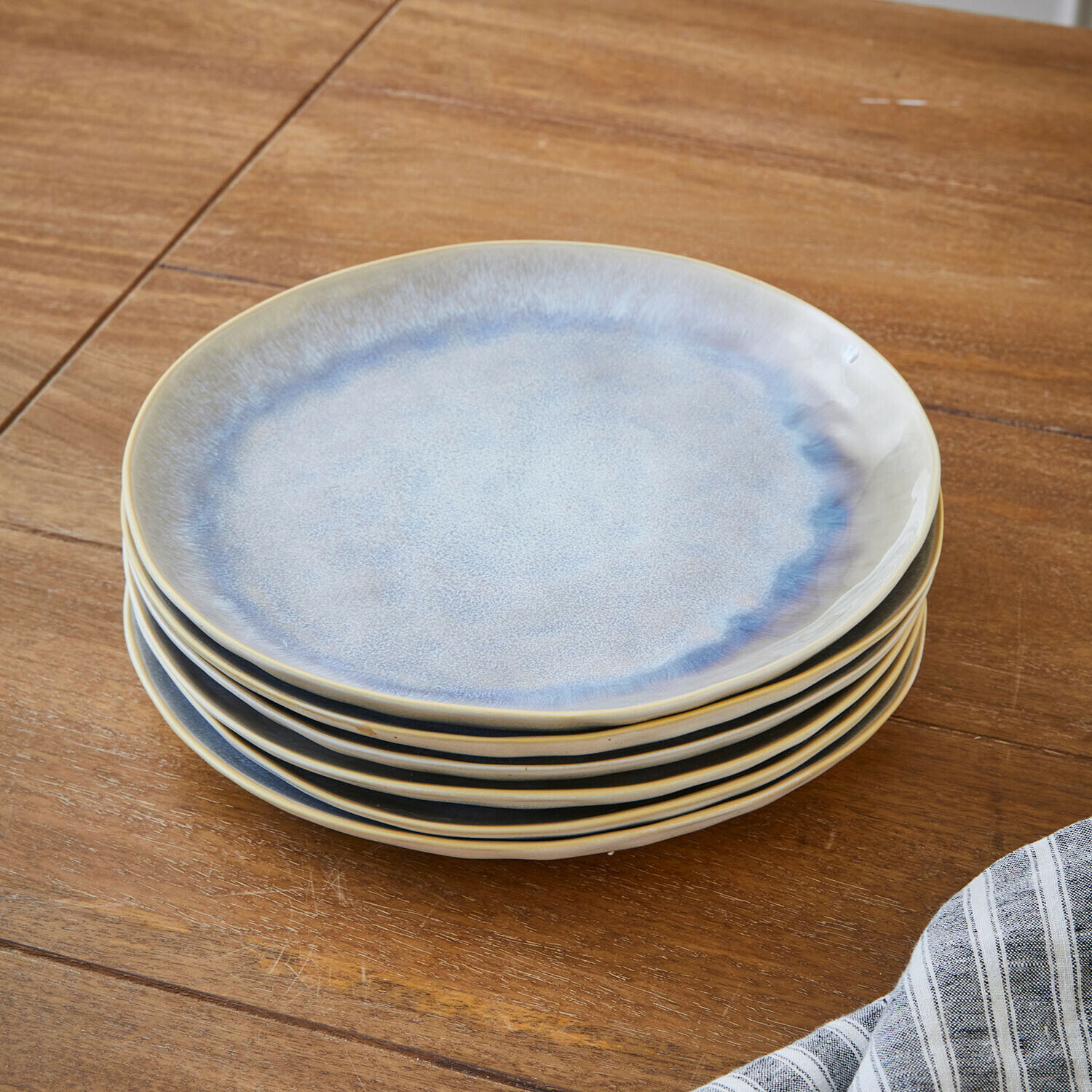 Bord set van 6 Vionette Set van zes keramische borden in blauw- en beigetinten op een houten tafel