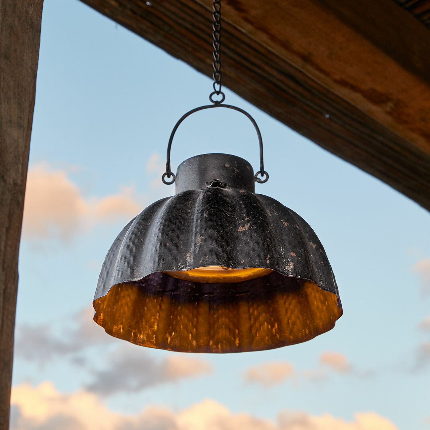 Ledhanglantaarn Cordinne Hanglamp van zwart metaal met warm oranje licht, industriële stijl voor binnen en buiten