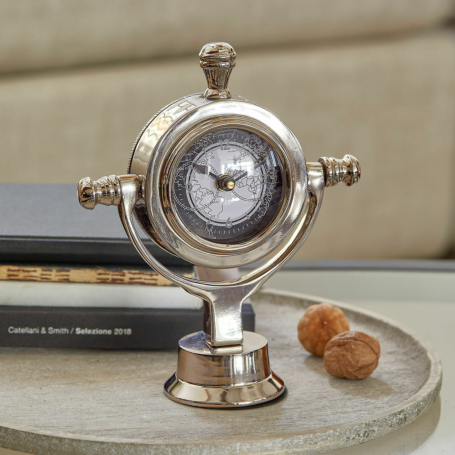 Horloge Iskora Horloge de table en métal argenté avec carte du monde sur le cadran, décoration intérieure