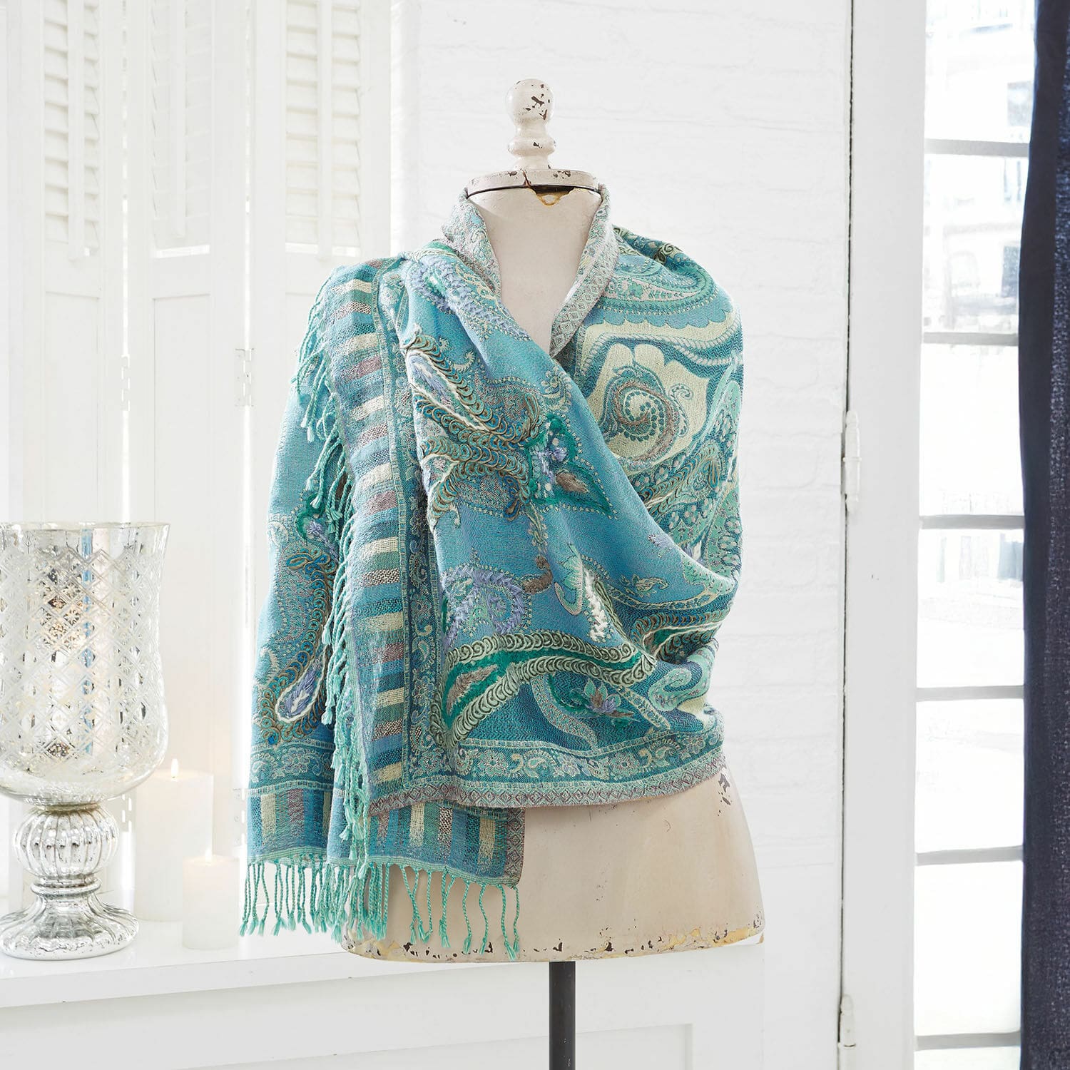 Sjaal Carol Turquoise sjaal met paisley patroon en franjes op paspop in lichte kamer, woondecoratie