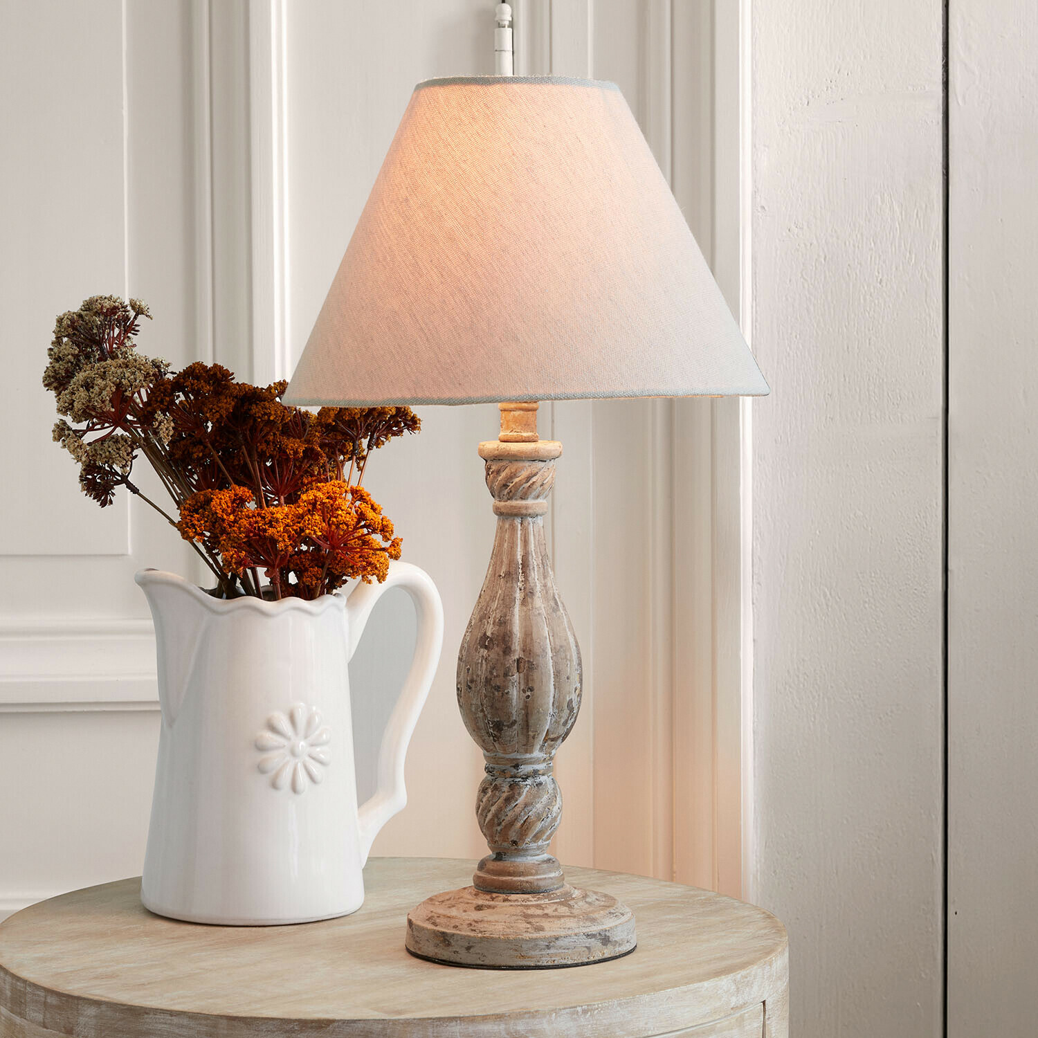 Tafellamp Saveraux Tafellamp met verouderde houten voet en beige lampenkap tegen lichte achtergrond