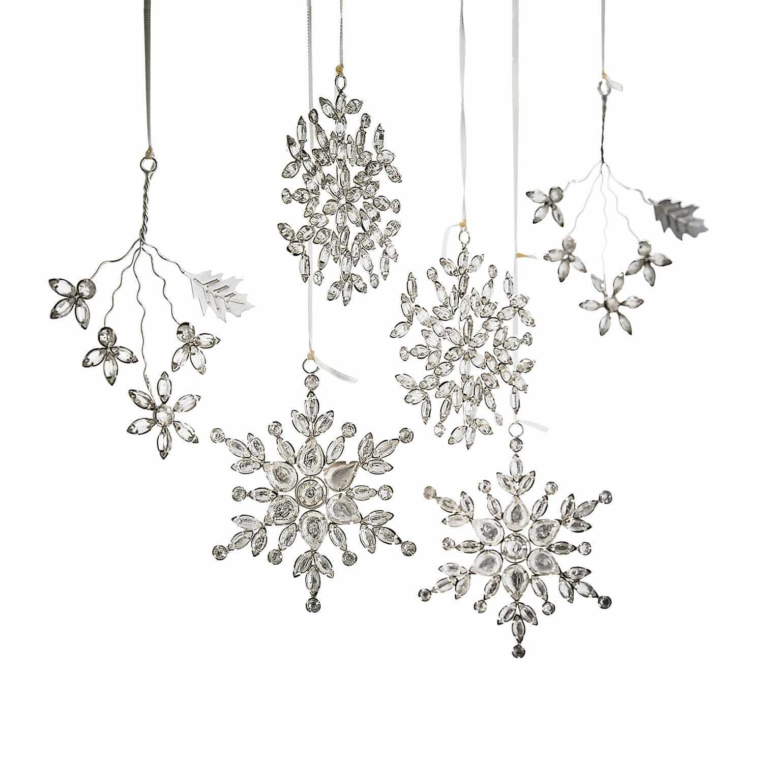 Lot de 6 décorations de Noël Allegan Ensemble de six décorations de Noël transparentes en forme de flocons et branches suspendues sur fond blanc