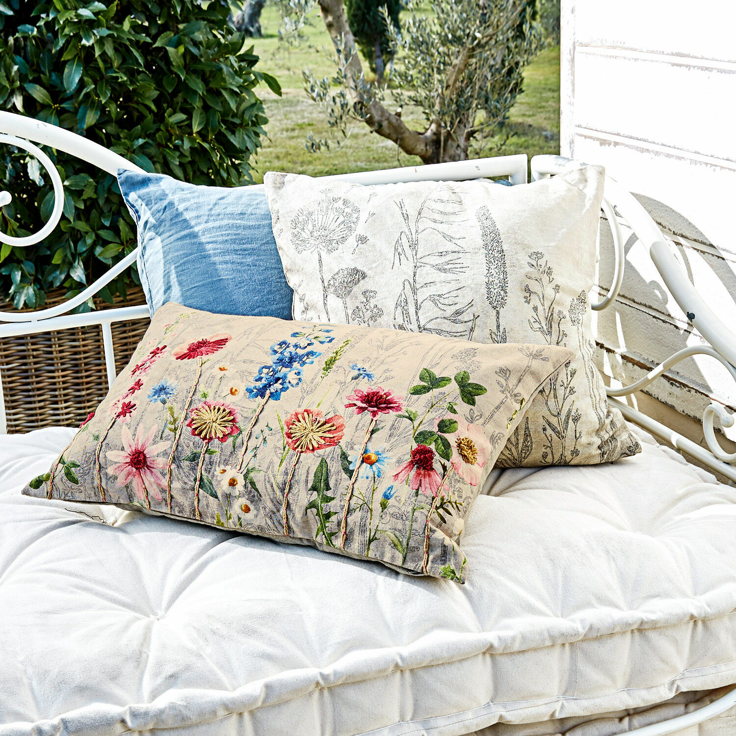 Lot de 2 housses de coussins Eleonoire Ensemble de trois coussins décoratifs en coton et lin aux couleurs naturelles avec motif floral