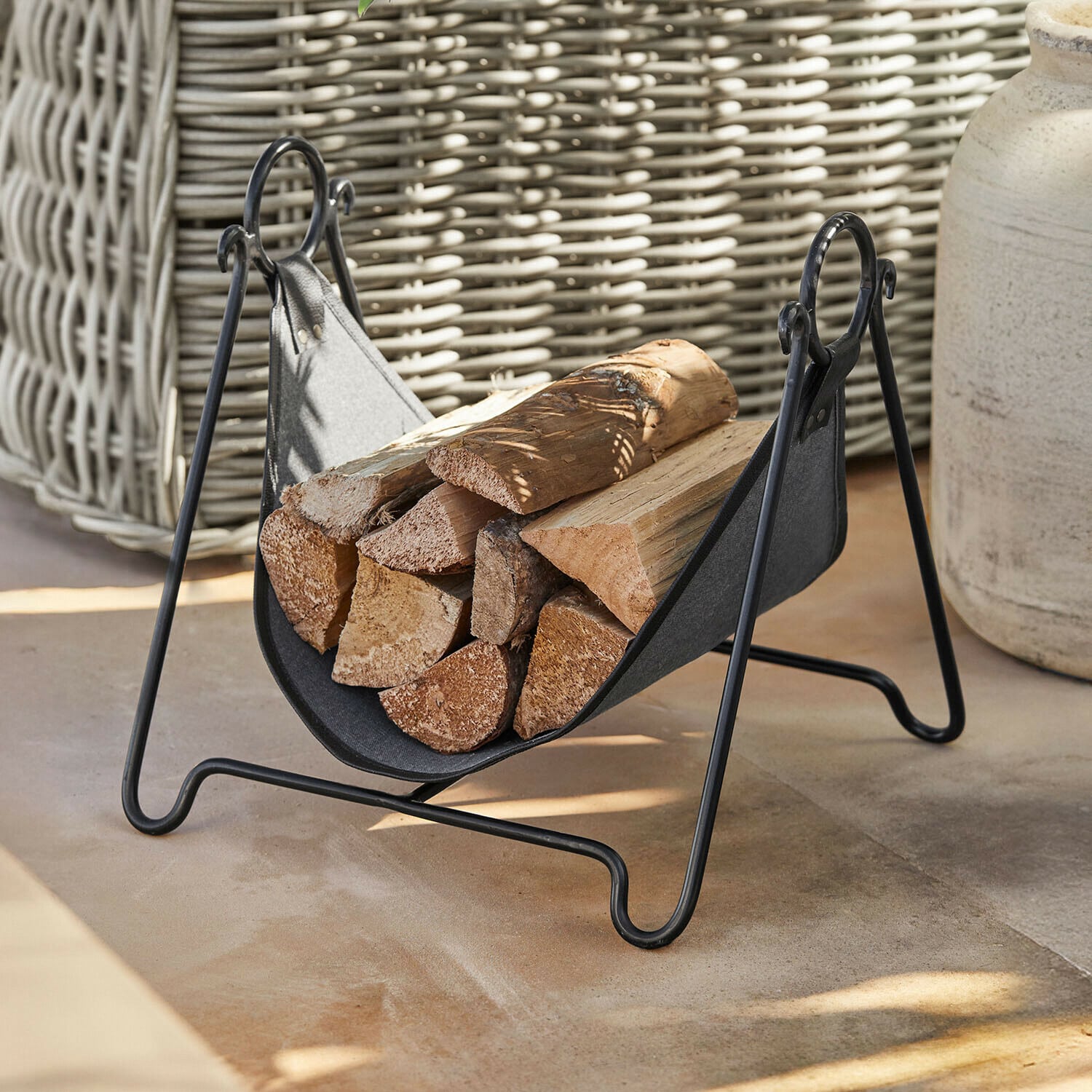 Haardhoutmand Ashfordly Zwarte metalen houtdrager met stof en brandhout, praktisch voor open haard