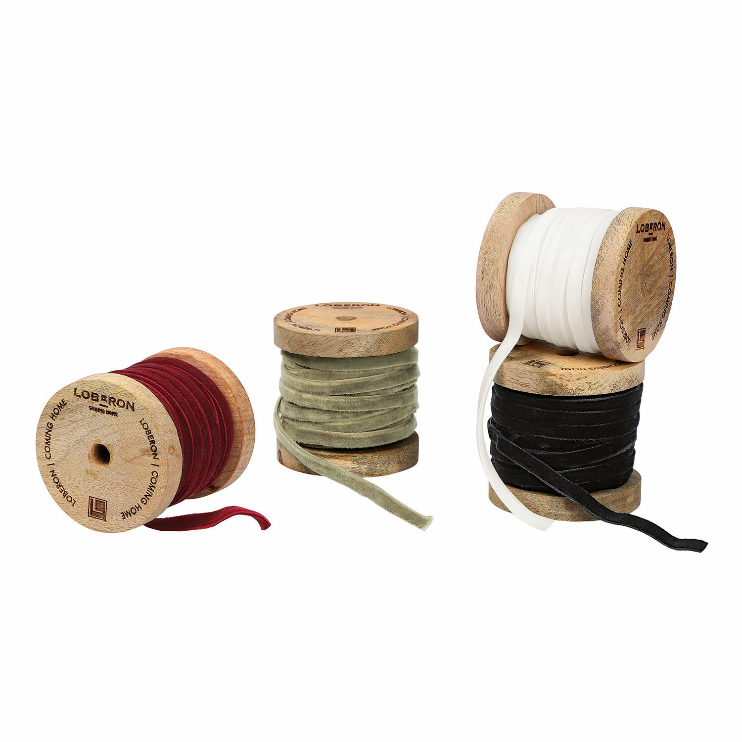 Fluwelen lint set van 4 Hilary Set van vier houten spoelen met fluwelen linten in rood, groen, wit en zwart voor decoratie en naaien