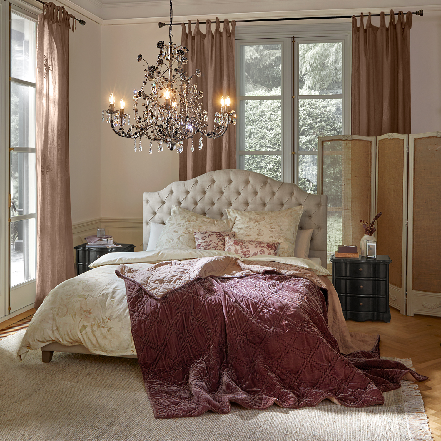 Gezellige slaapkamer met beige gestoffeerd hoofdeinde en bordeauxrode fluwelen deken op bed