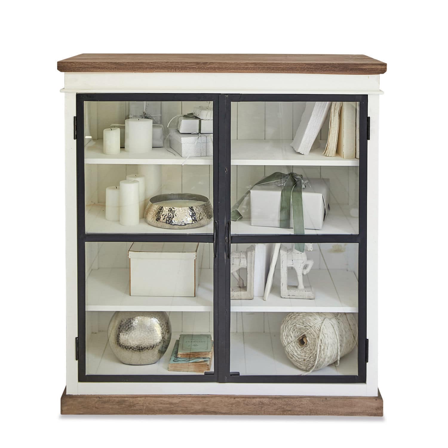 Witte houten vitrinekast met donker blad en glazen deuren, decoraties en boeken binnenin