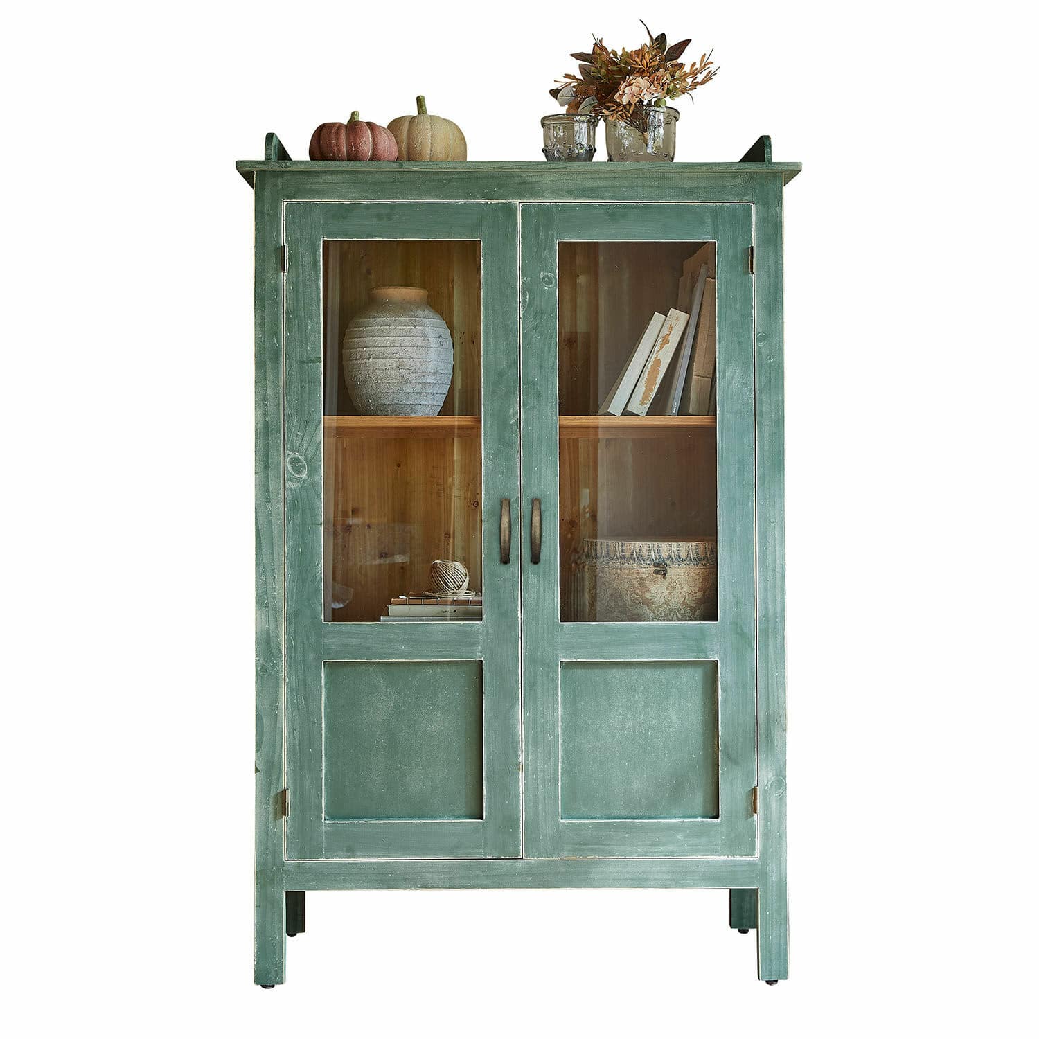 Vitrine Nouvellese Vitrine en bois vert avec portes vitrées et décorations sur les étagères pour salon