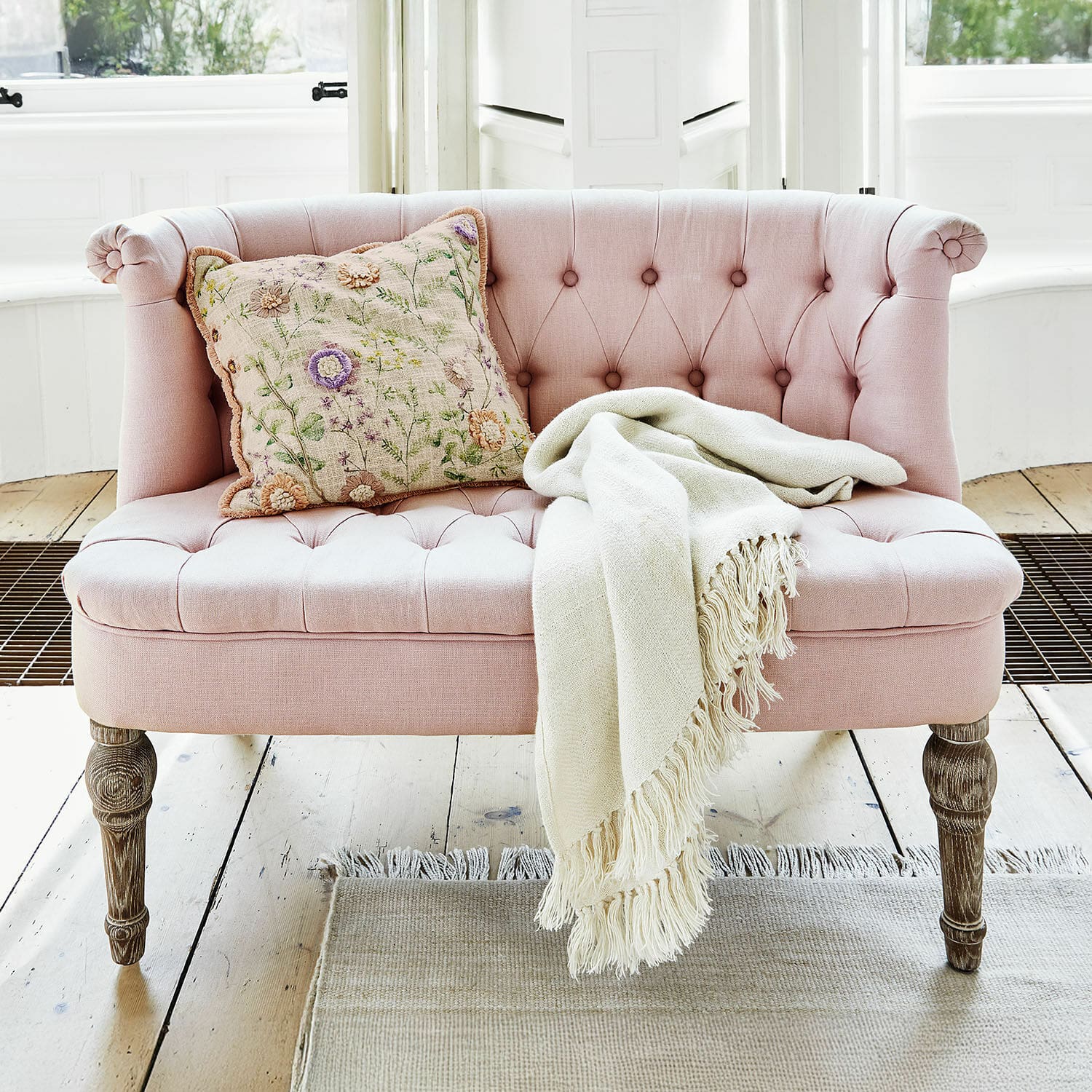 Canapé Weralin Canapé rose rembourré avec pieds en bois, coussin décoratif et plaid crème posé dessus