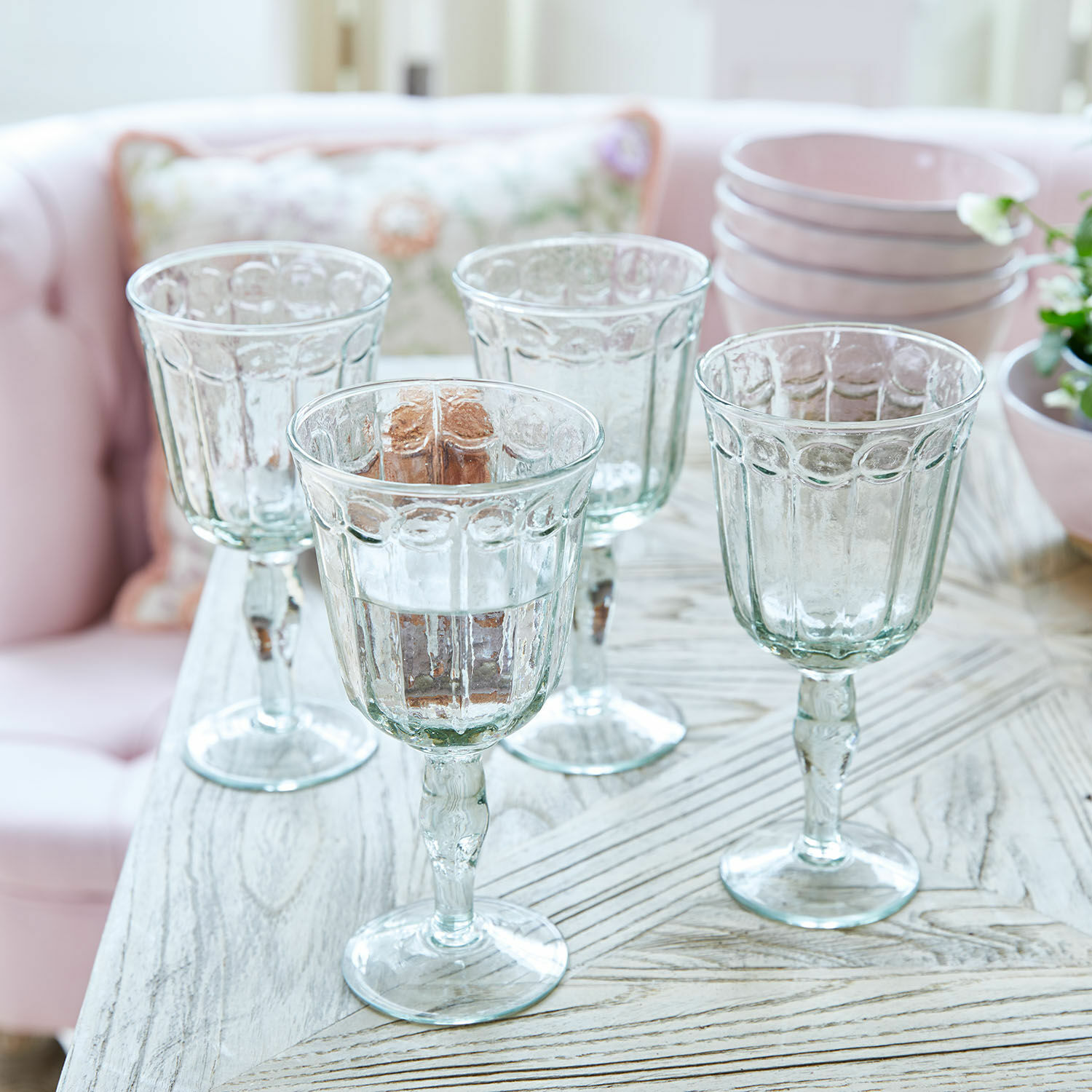 Glas set van 4 Jolielle Set van vier transparante glazen op voet met decoratief patroon op lichte houten tafel