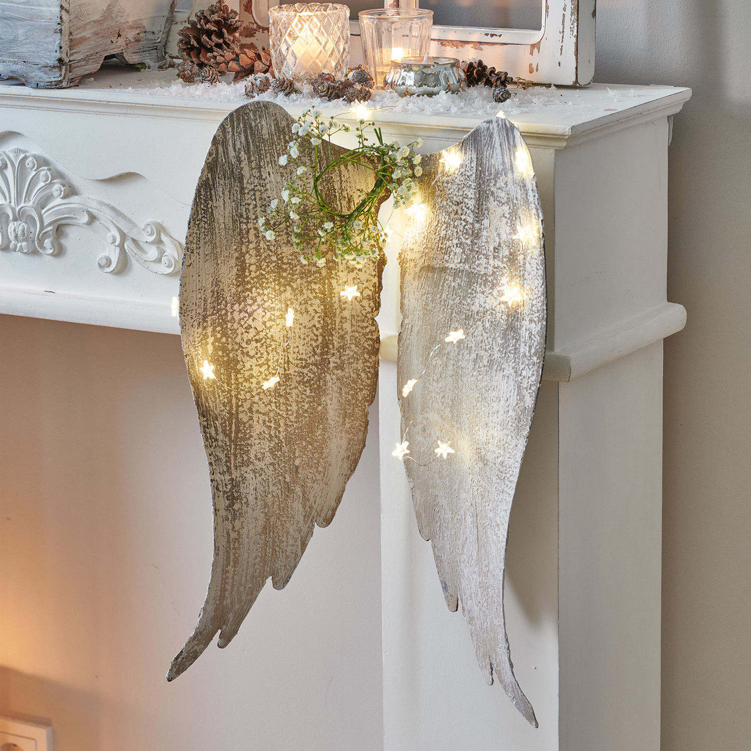 Engelenvleugels Gabrielle Decoratieve witte houten engelenvleugels met LED-lichtjes en groene krans voor wanddecoratie