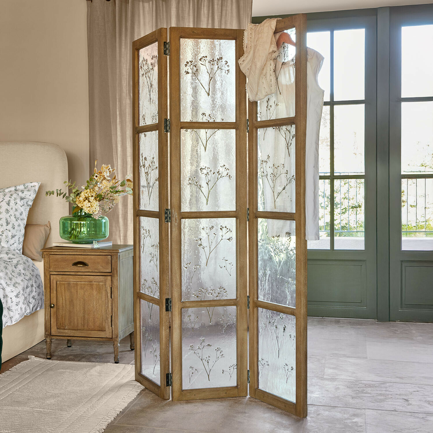 Houten kamerscherm met mat glas en bloemmotief, natuurlijke kleur, interieurdecoratie
