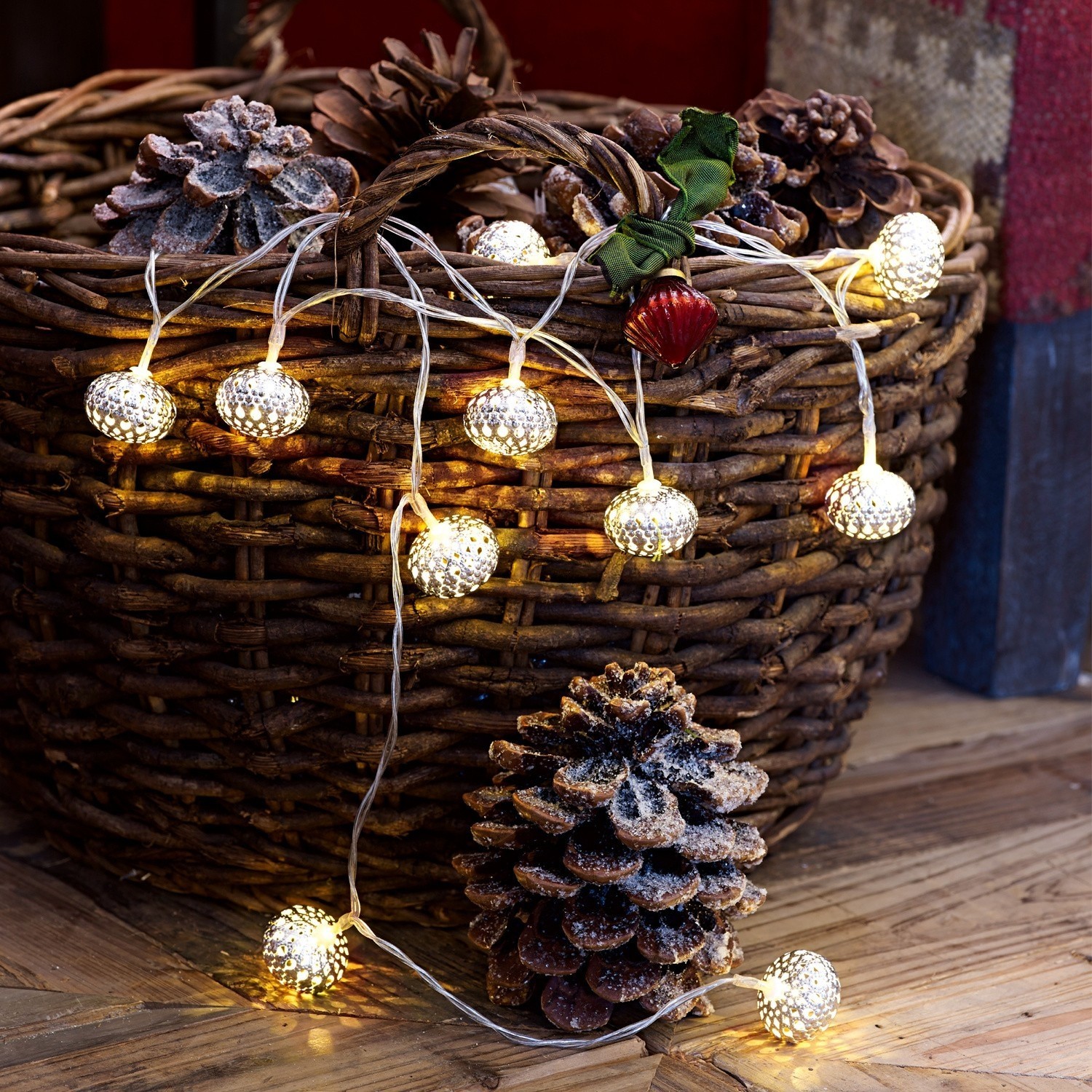 Lichtsnoer Fireballs LED-lichtsnoer in dennenappelvorm aan een mand van natuurlijke materialen, sfeervolle kerstdecoratie