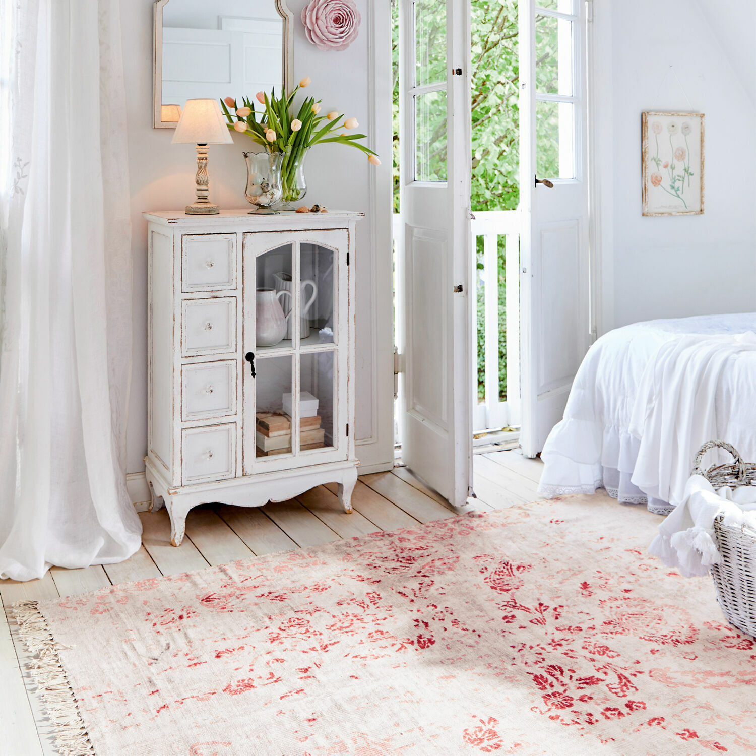 Tapis Arica Buffet en bois blanc avec portes vitrées et tiroirs dans une pièce lumineuse et accueillante
