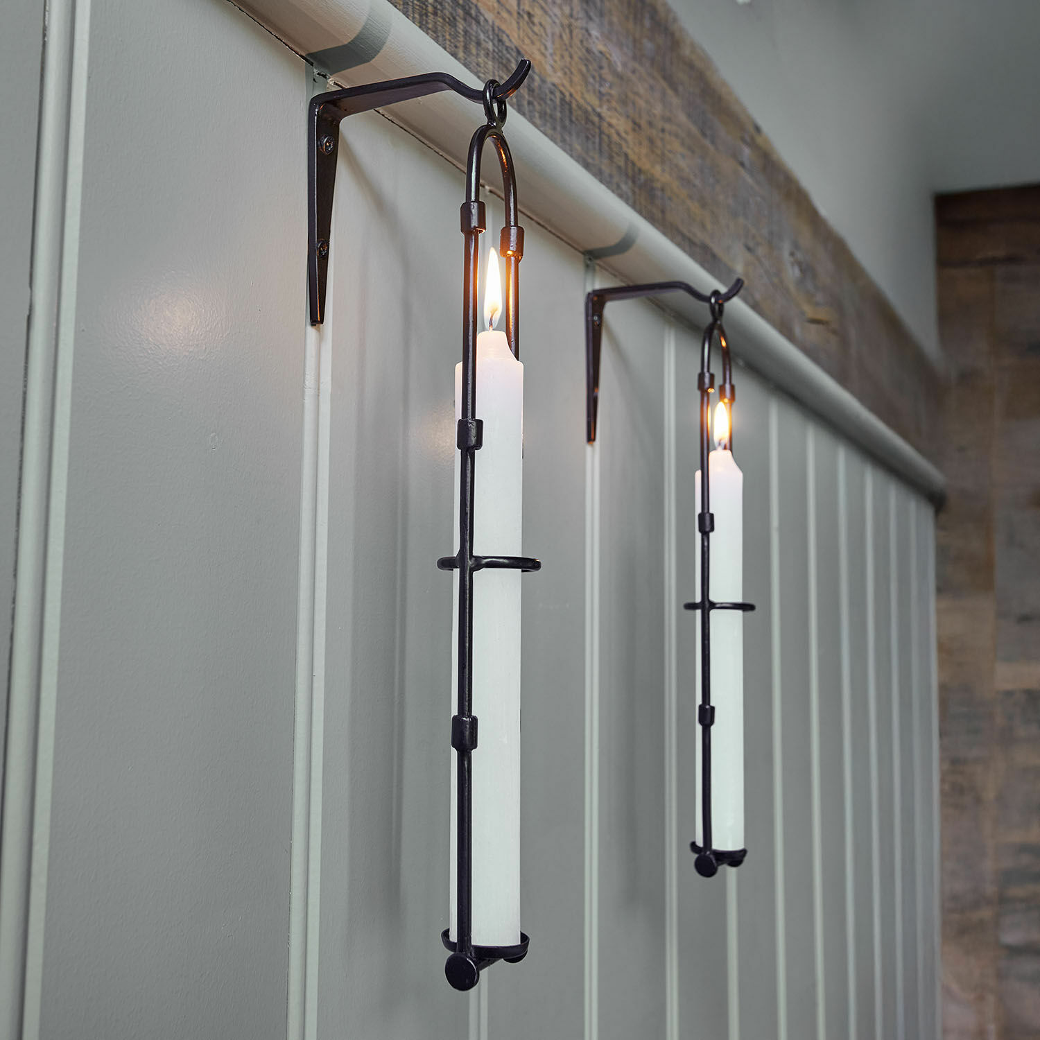 Wandkandelaar set van 2 Vivendas Zwarte metalen wandkandelaars met witte kaarsen, rustieke interieurdecoratie