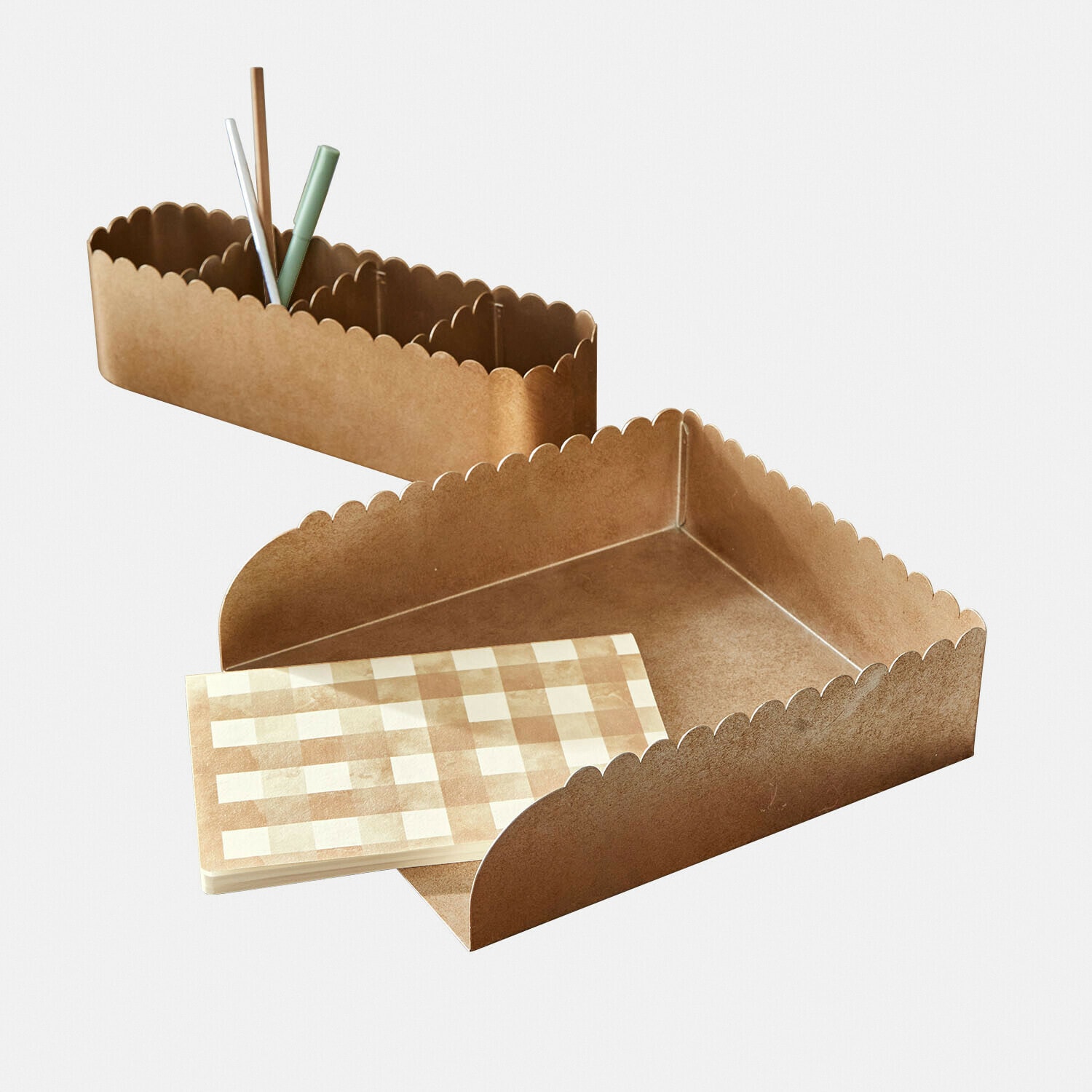 Organisateur marron en MDF avec bords ondulés, compartiments et carnet à carreaux pour bureau