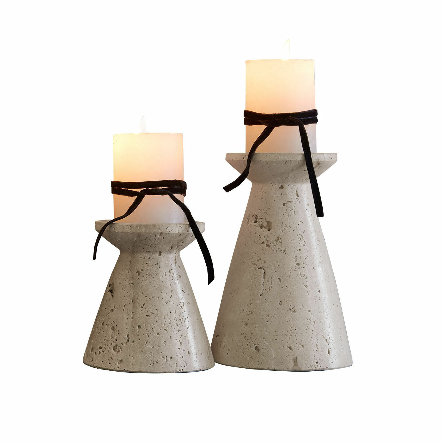 Lot de 2 bougeoirs Bazrahim Ensemble de deux bougeoirs en béton gris avec bougies blanches et rubans noirs décoratifs