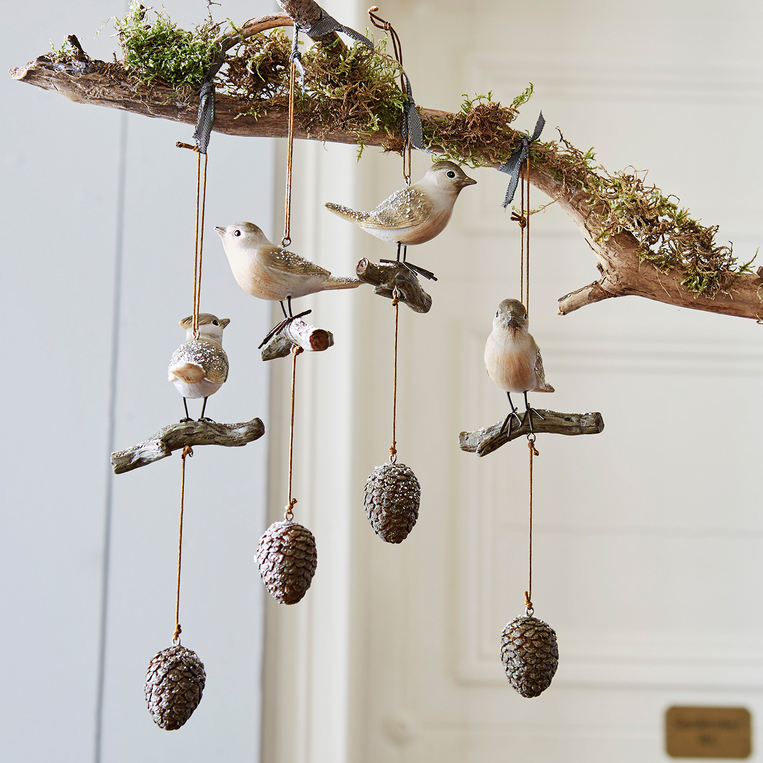 Vogel set van 4 Vianne Hangende decoratie met vogels en dennenappels in natuurlijke kleuren voor binnen en buiten