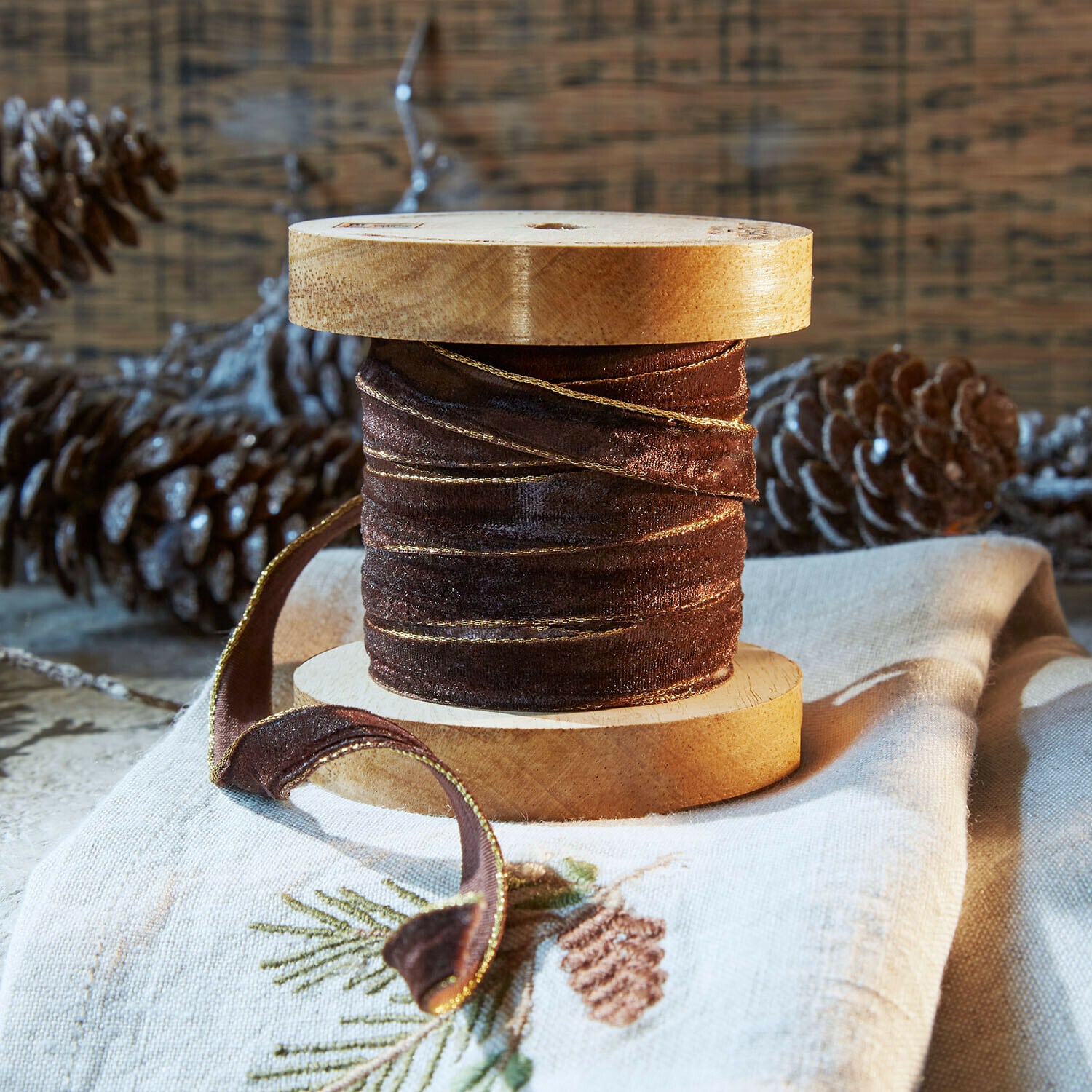 Ruban de velours Sorima Ruban en velours marron avec bord doré sur bobine en bois, décoration festive avec pommes de pin