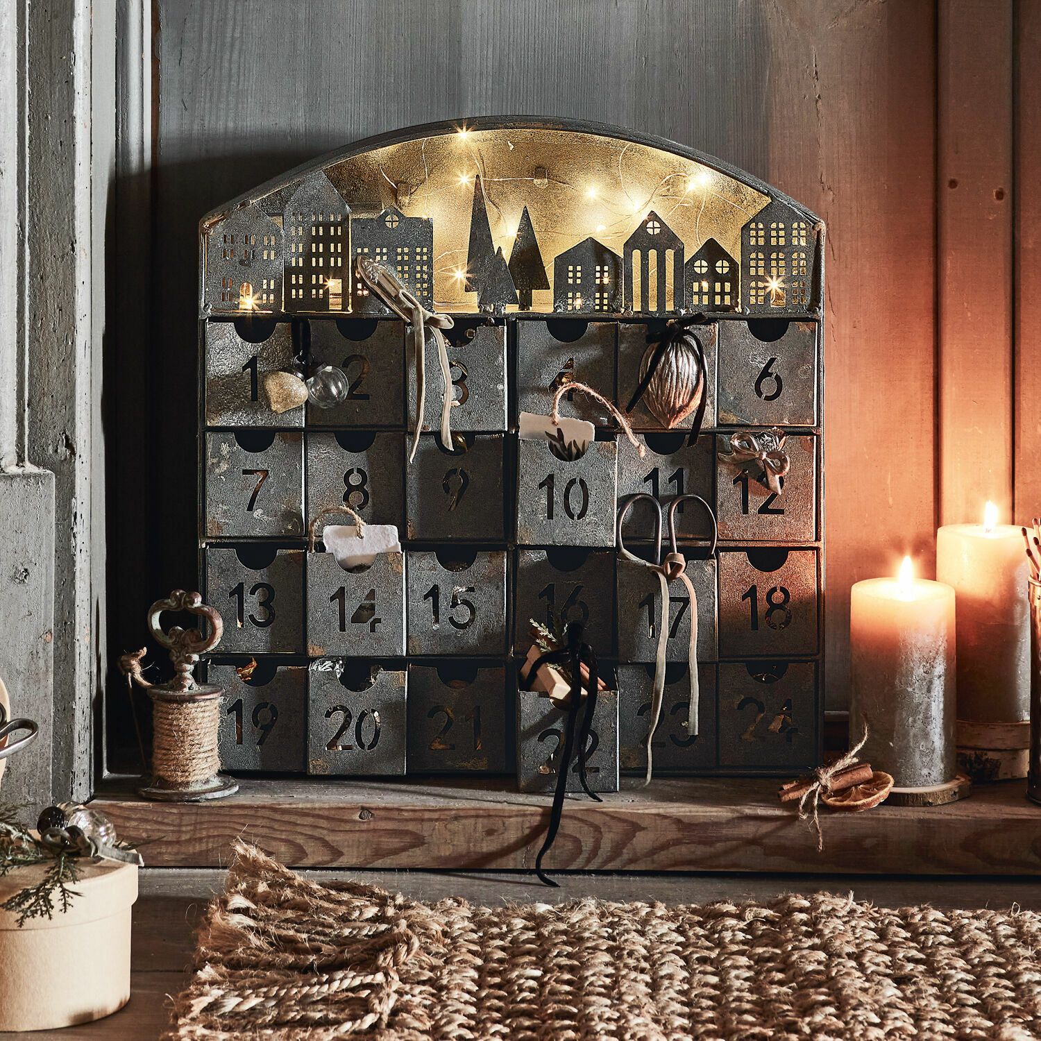 Adventskalender Léran Metalen adventskalender met 24 genummerde laden en verlichte huisdecoratie, versierd met kaarsen