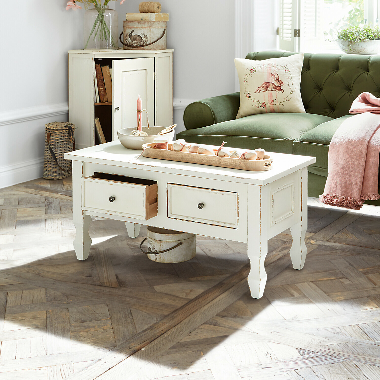 Salontafel Yurielka Witte houten salontafel in vintage stijl met lades in lichte woonkamer met groene bank