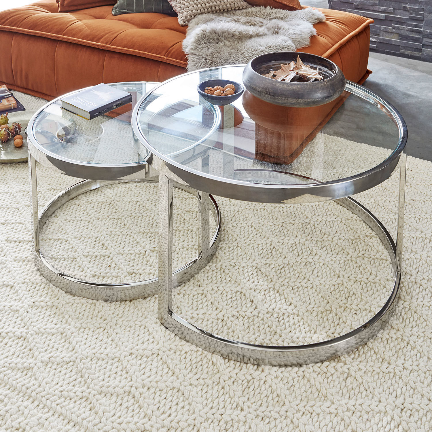 Bijzettafel set van 2 Cibran Set van twee ronde salontafels van glas en chroomstaal op lichte vloerkleed