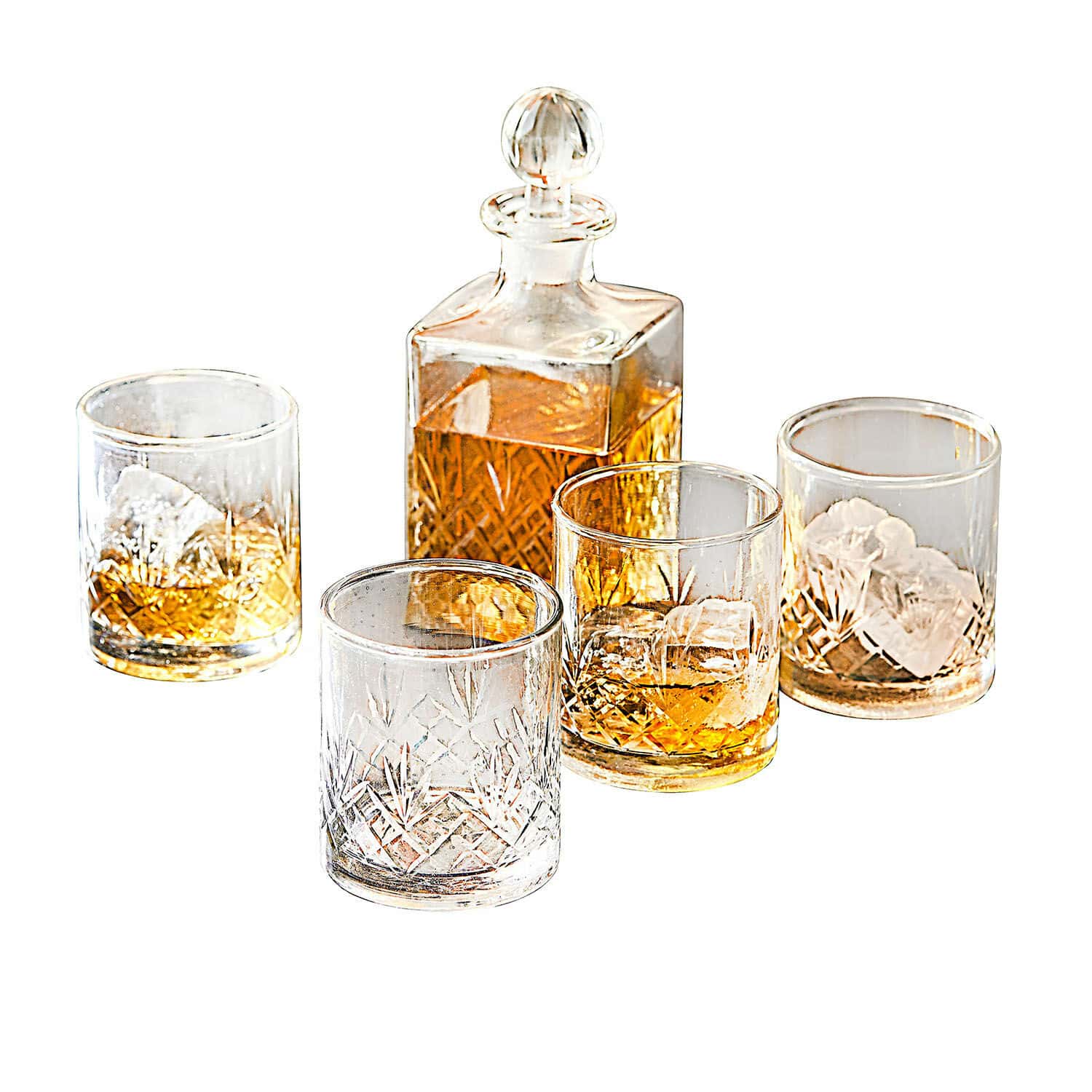 Carafe et lot de 4 verres Kerrington Ensemble carafe et quatre verres en cristal avec whisky et glaçons, verre transparent gravé