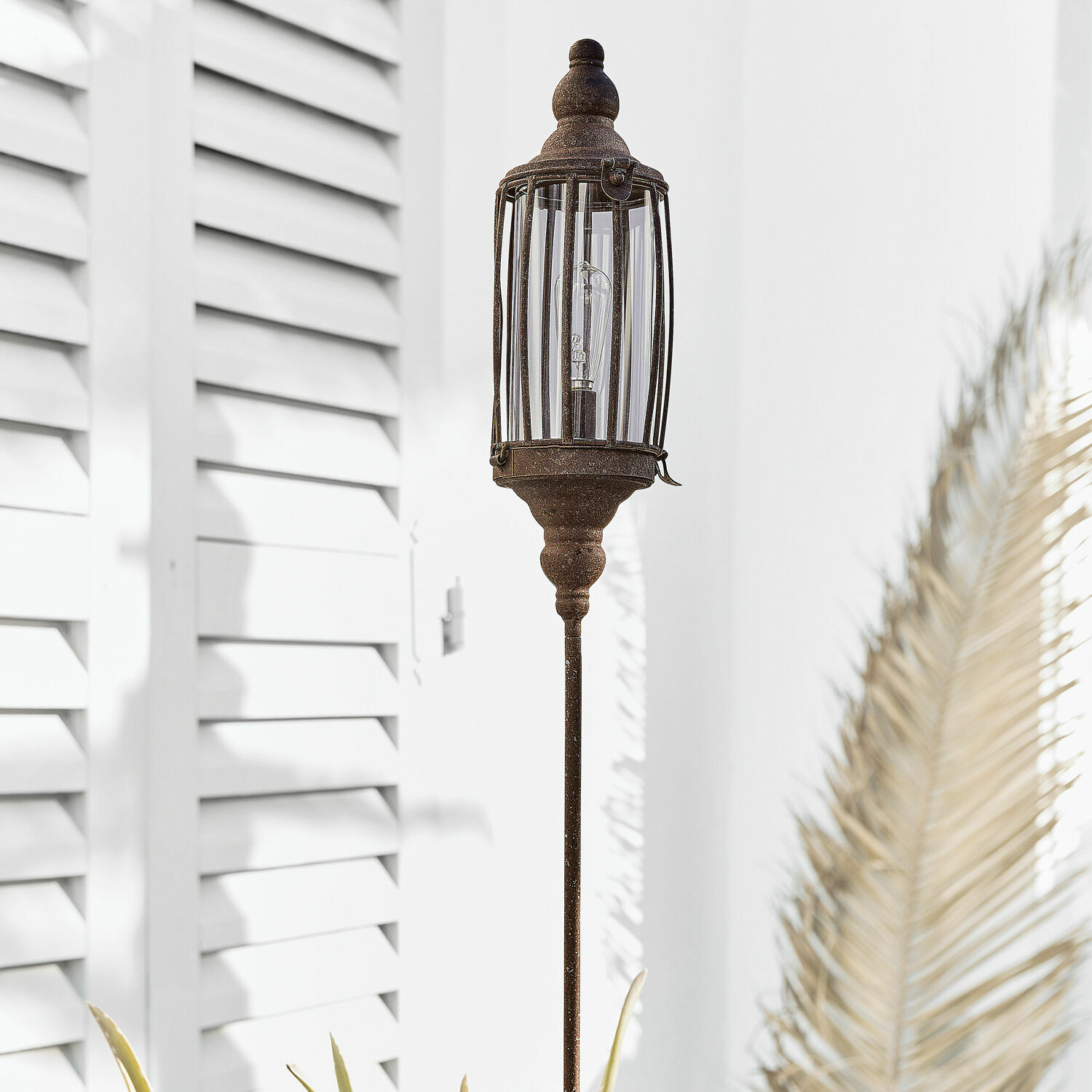 Ledlantaarn Ivette Decoratieve tuinlamp van metaal in roestkleur, ideaal voor buitenverlichting en decoratie.