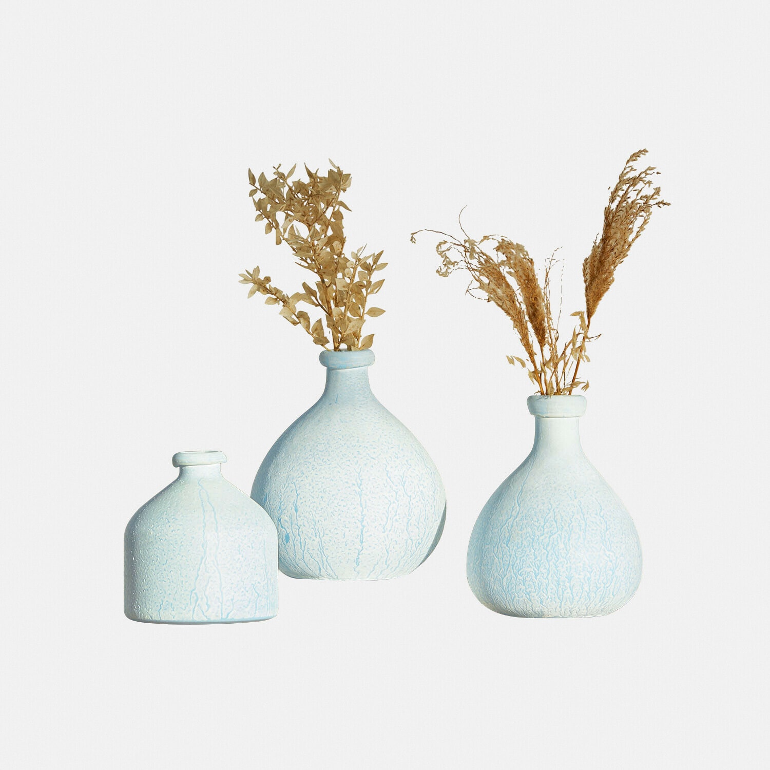 Ensemble de trois vases en céramique bleue avec plantes séchées, décoration intérieure élégante