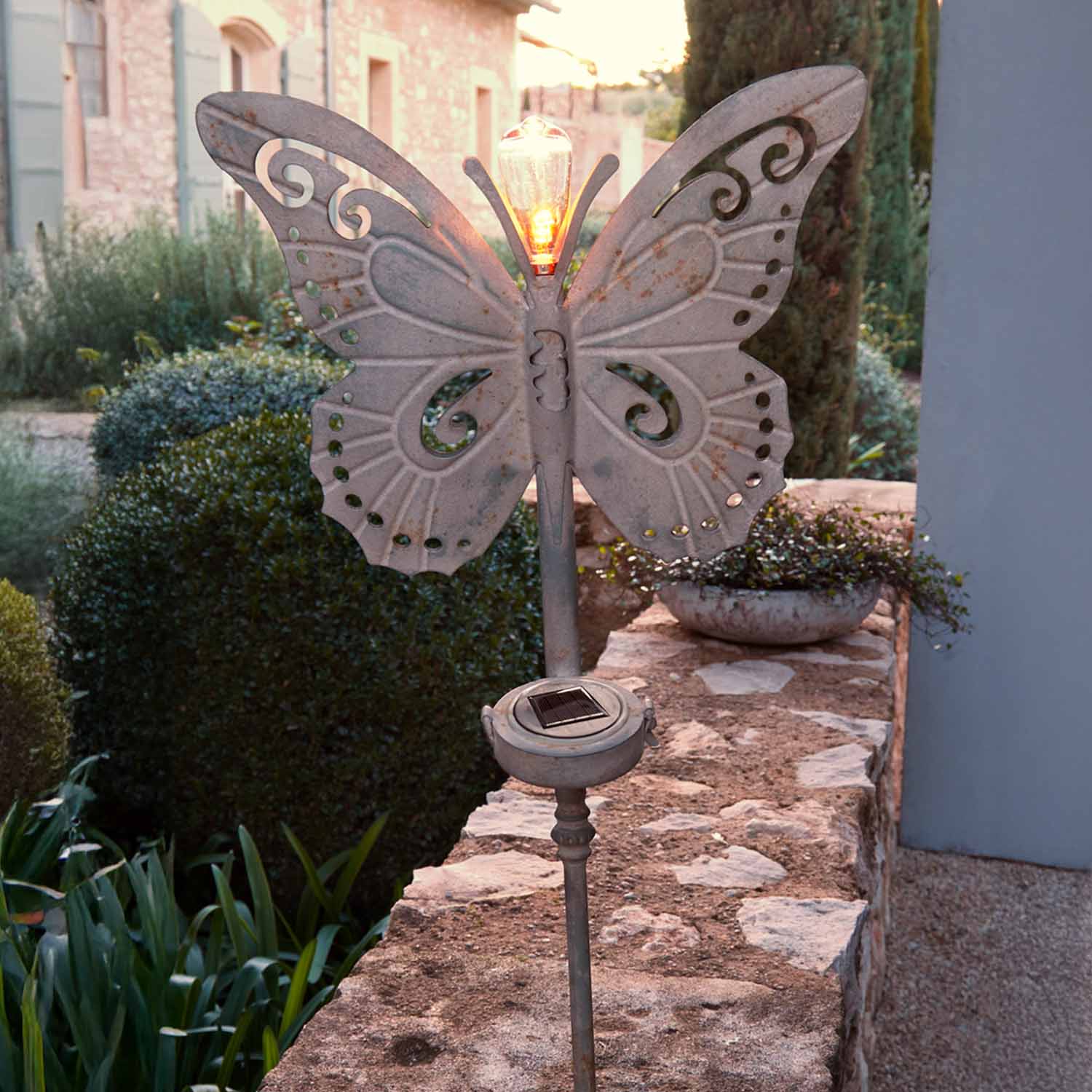 Decoratieve tuinlamp van grijs metaal in vlindervorm met solar LED-licht