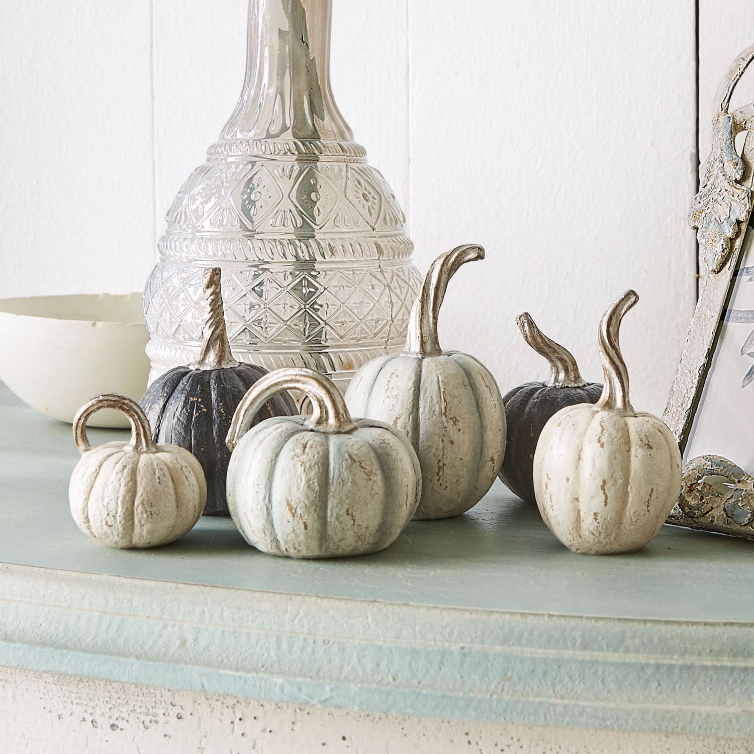 Pompoen set van 6 Yokane Decoratieve metalen pompoenen in wit en zwart op lichte plank voor herfstdecoratie