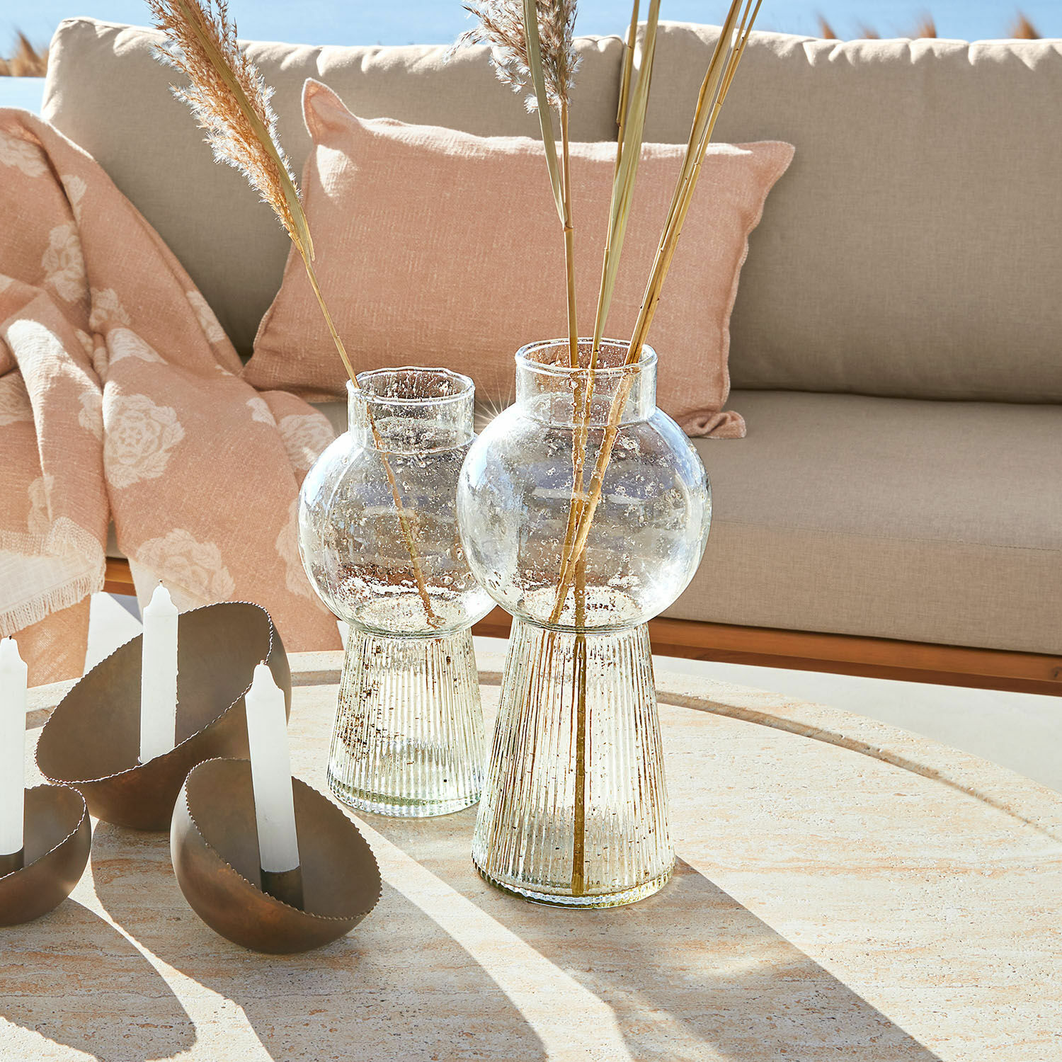 Vaas set van 2 Mareilou Transparante glazen vazen met textuur op beige tafel met decoratie en kaarsen