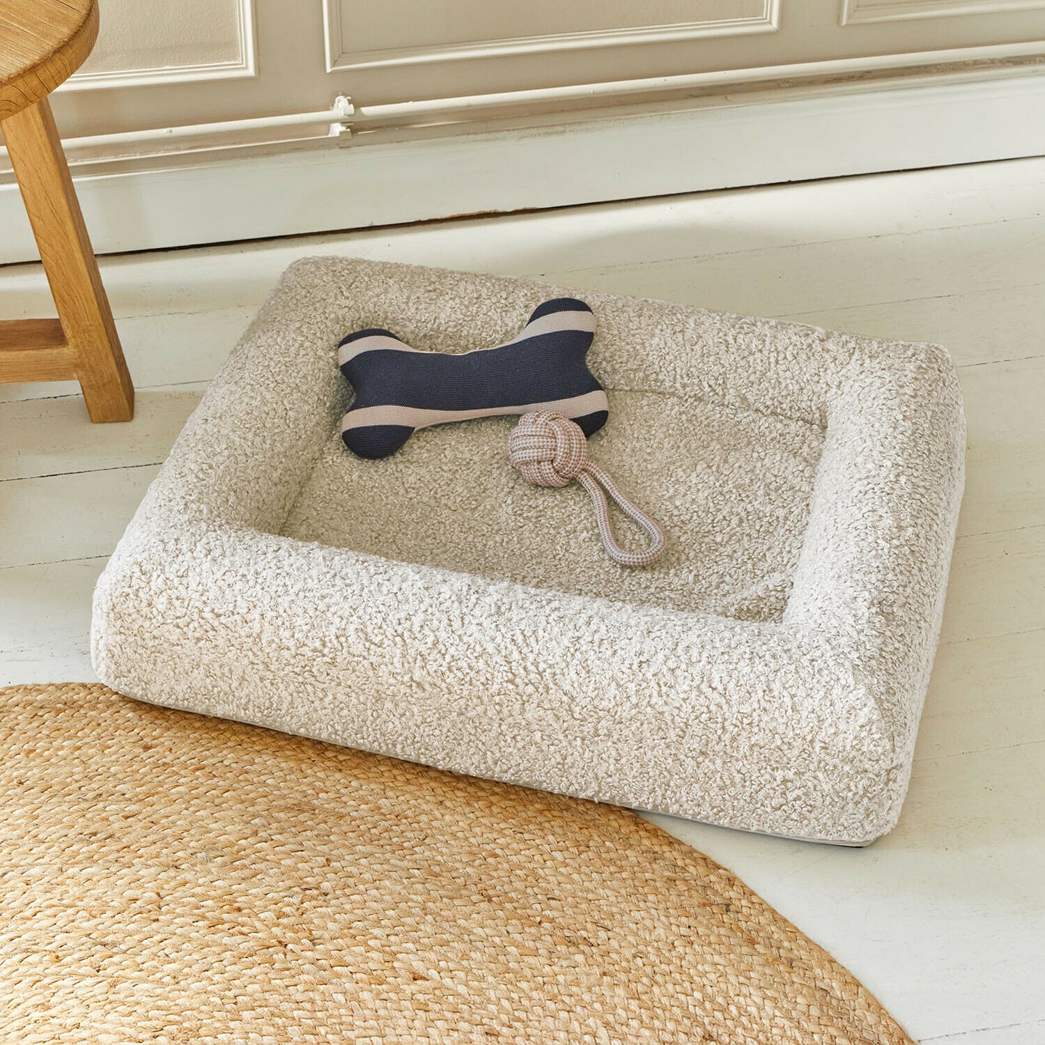 Huisdierenmand Khalima Beige zacht hondenbed van pluche stof met twee kauwspeeltjes voor huisdieren