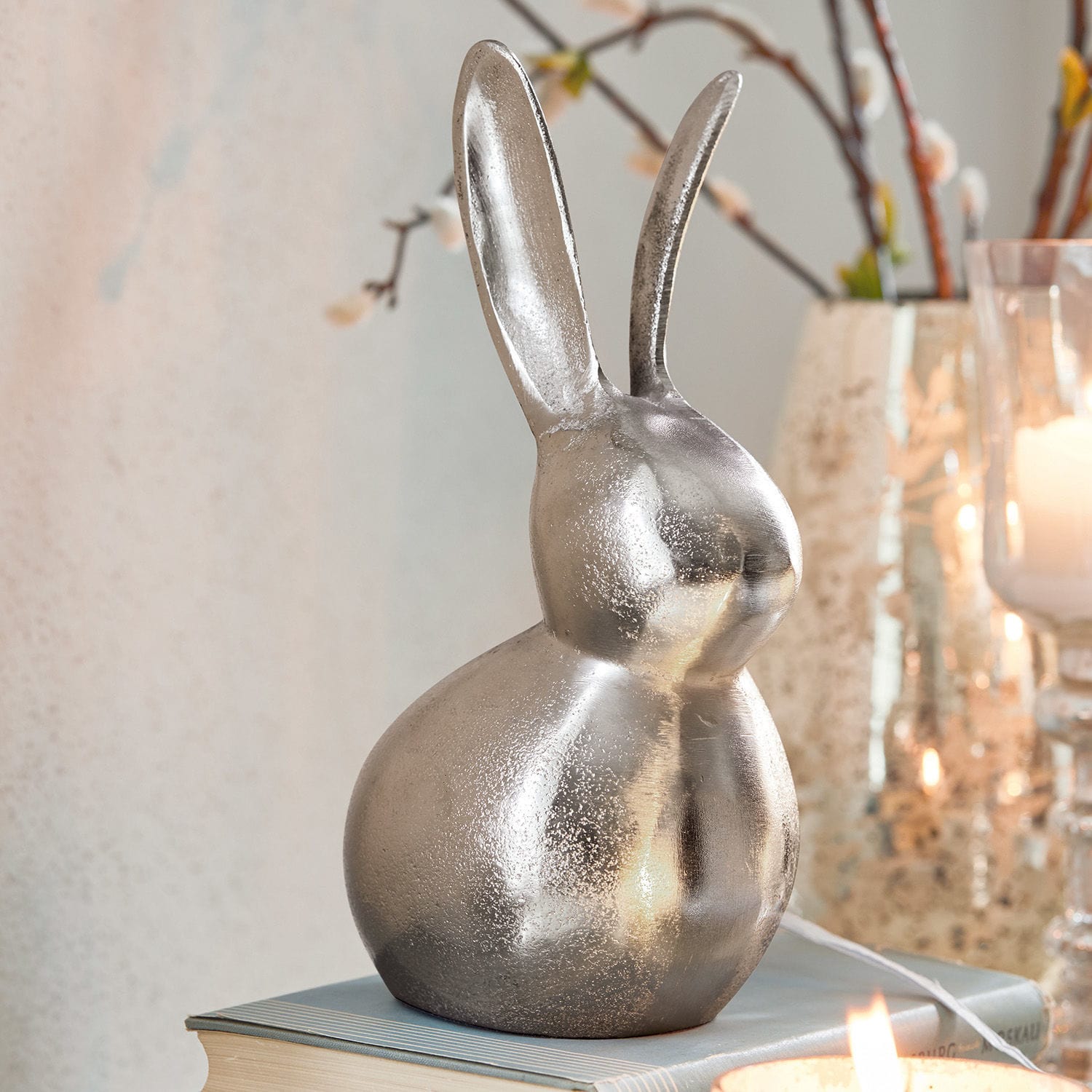 Sierhaas Benji Decoratieve zilveren metalen konijn op boek, paasdecoratie voor interieur