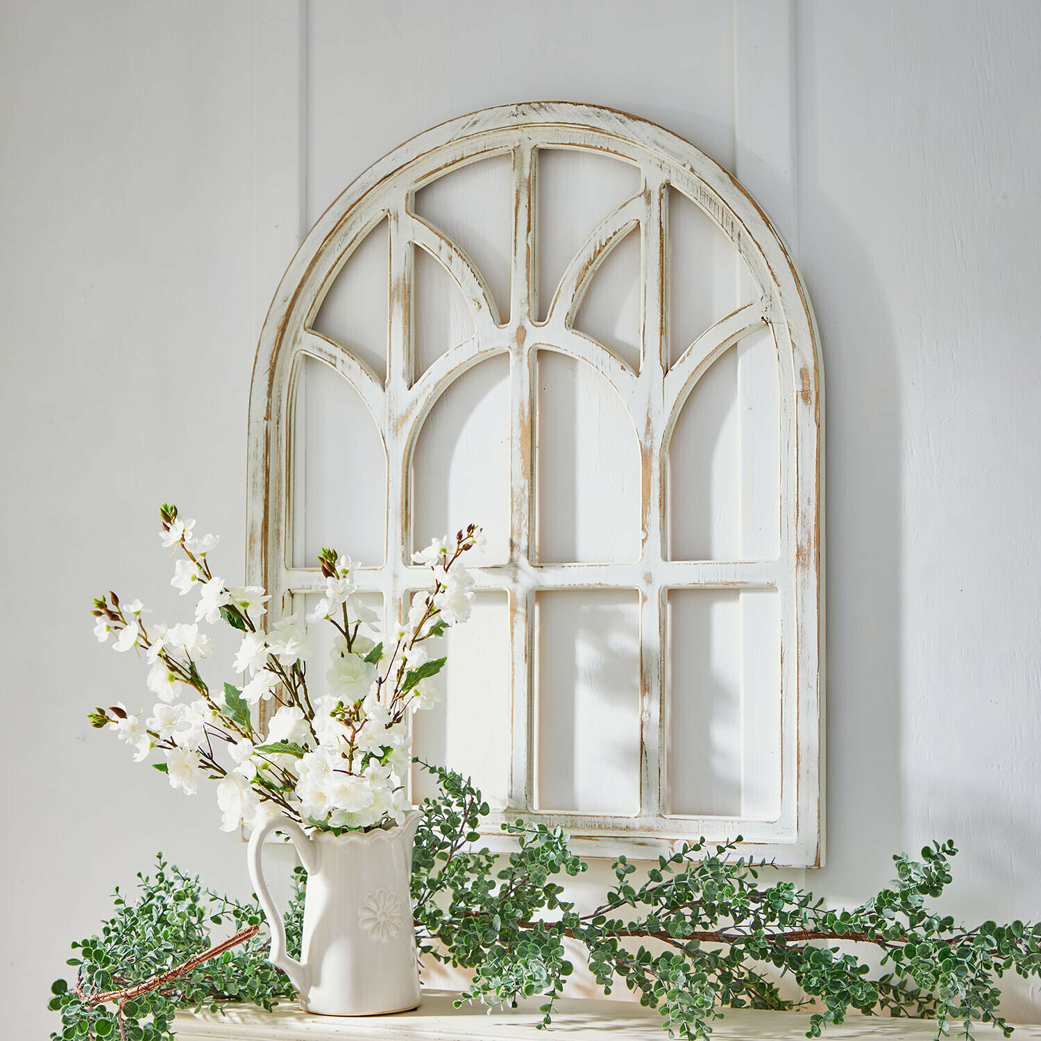 Siervenster Morilev Wit houten decoratief wandpaneel in vintage stijl met witte bloemen in keramische kan