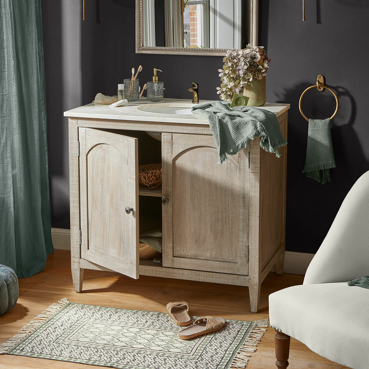 Wastafelmeubel Strathmere Licht houten badkamermeubel met marmeren blad en wastafel in vintage stijl