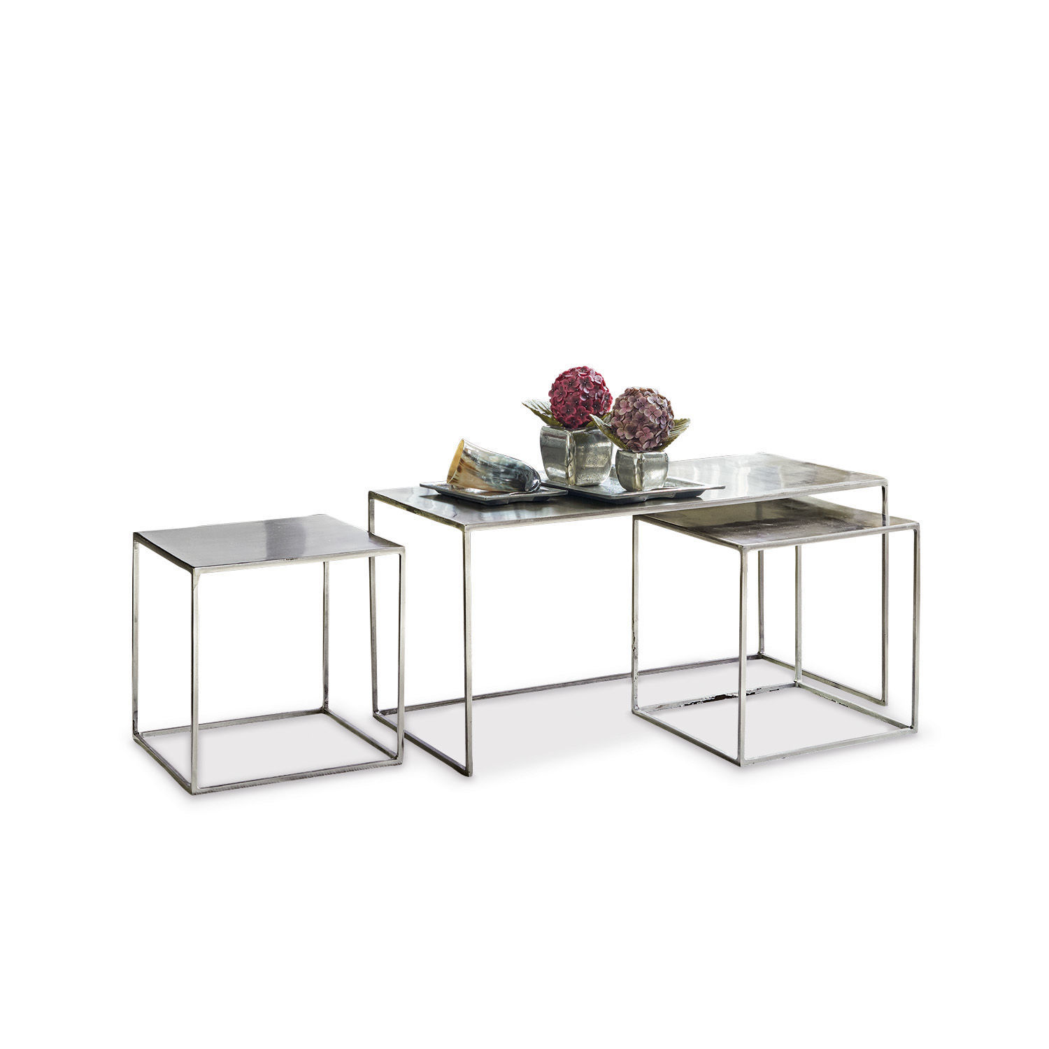 Lot de 3 tables basses Gela Ensemble de trois tables en métal argenté au design moderne pour salon contemporain