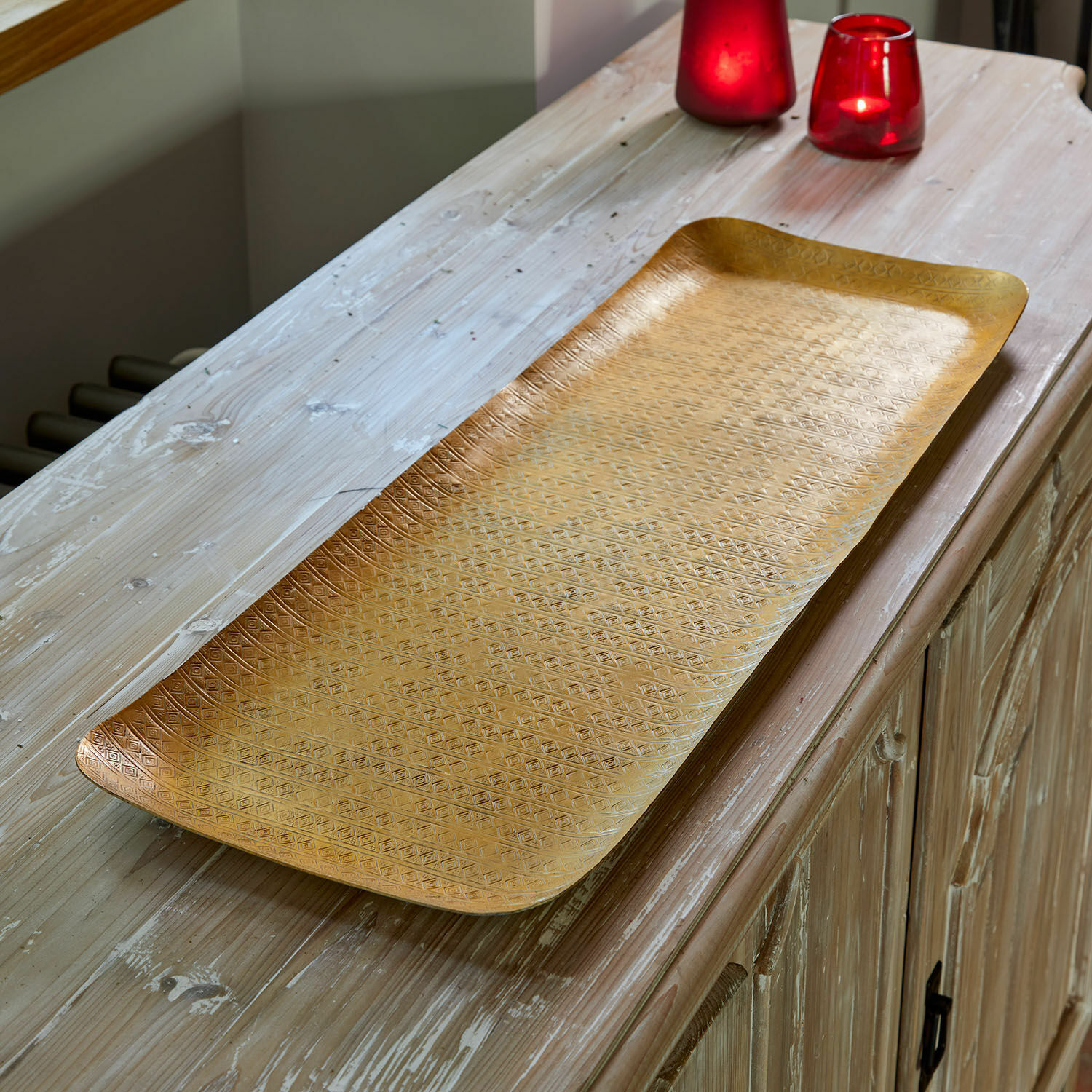 Schaal Élodine Lang gouden metalen dienblad met geometrisch patroon op houten tafel, interieurdecoratie