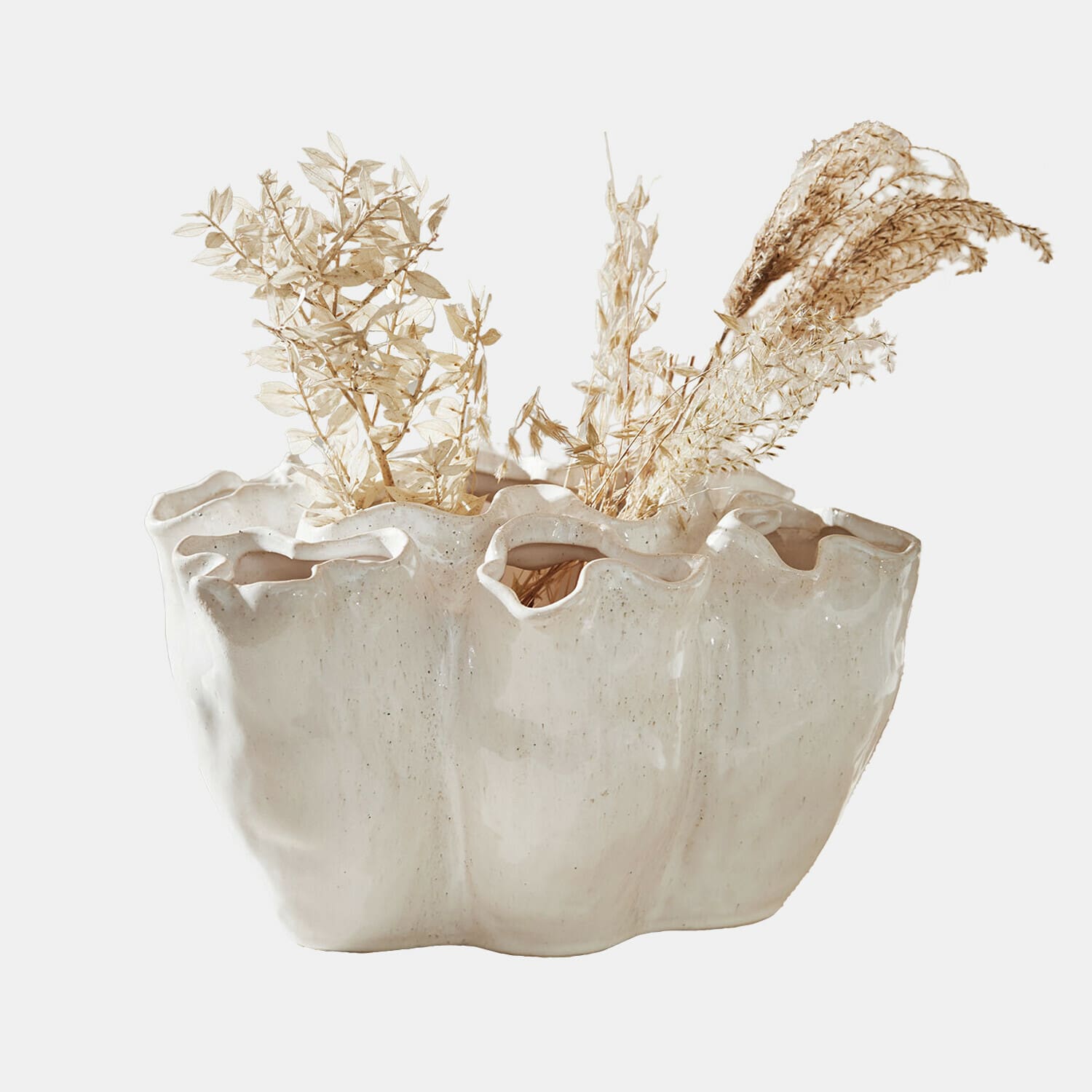 Vase Rovinia Vase en céramique blanche avec bord ondulé contenant des plantes séchées pour décoration intérieure