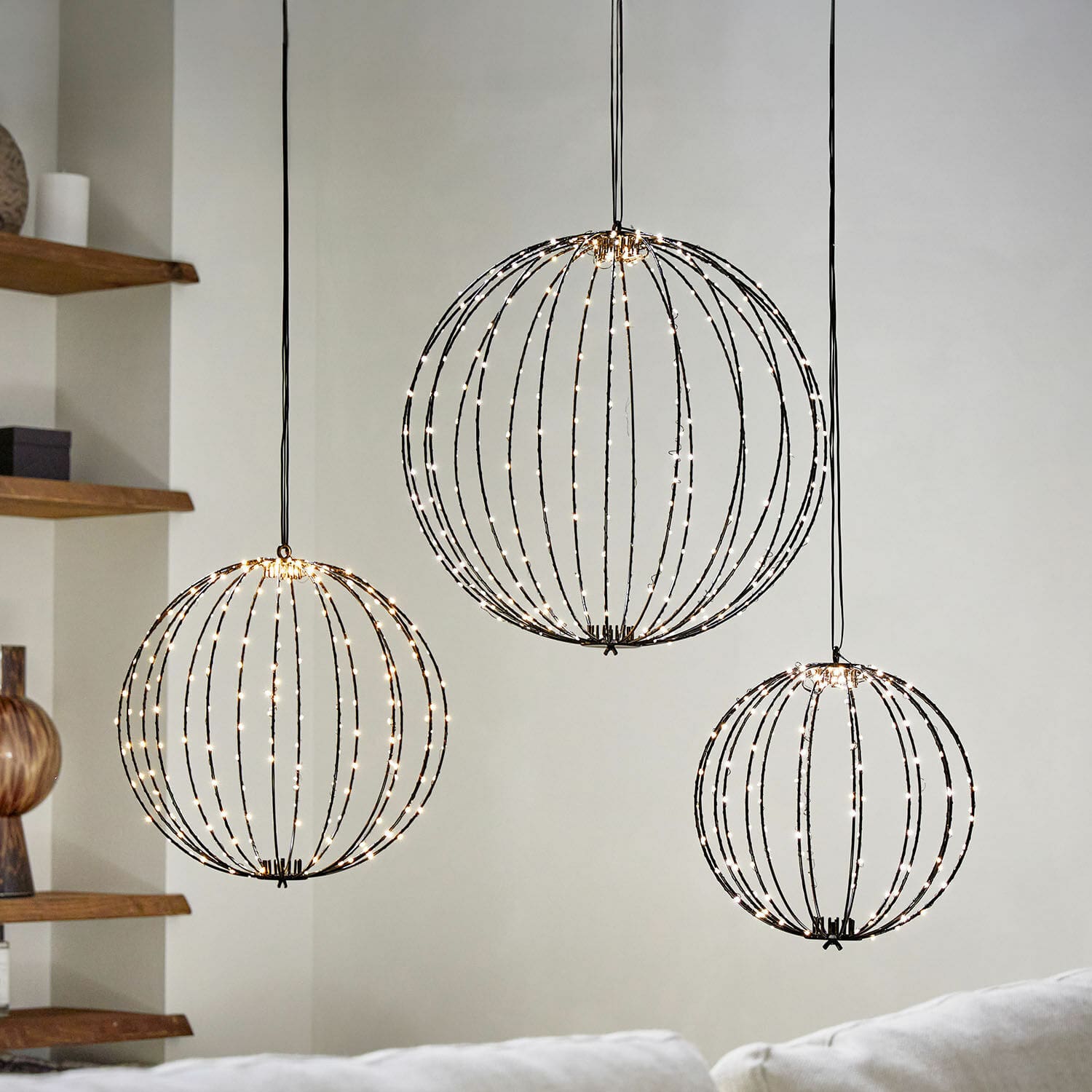 Lot de 3 boules LED Brilliante Trois suspensions sphériques en métal avec éclairage LED blanc chaud pour un intérieur moderne