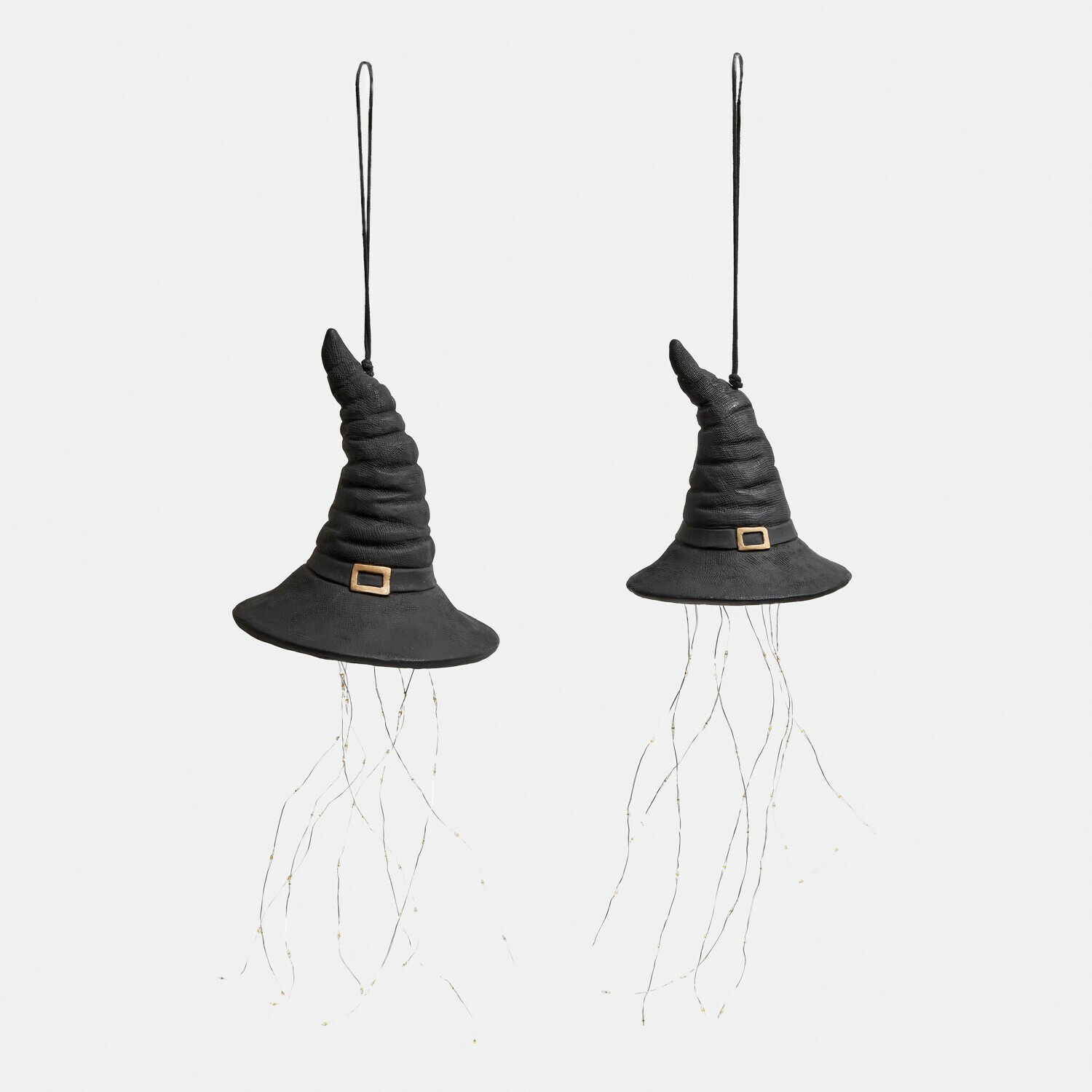 Lot de 2 chapeaux décoratifs Elarwyn Deux chapeaux de sorcière noirs suspendus en tissu avec boucle décorative et guirlande lumineuse LED fine