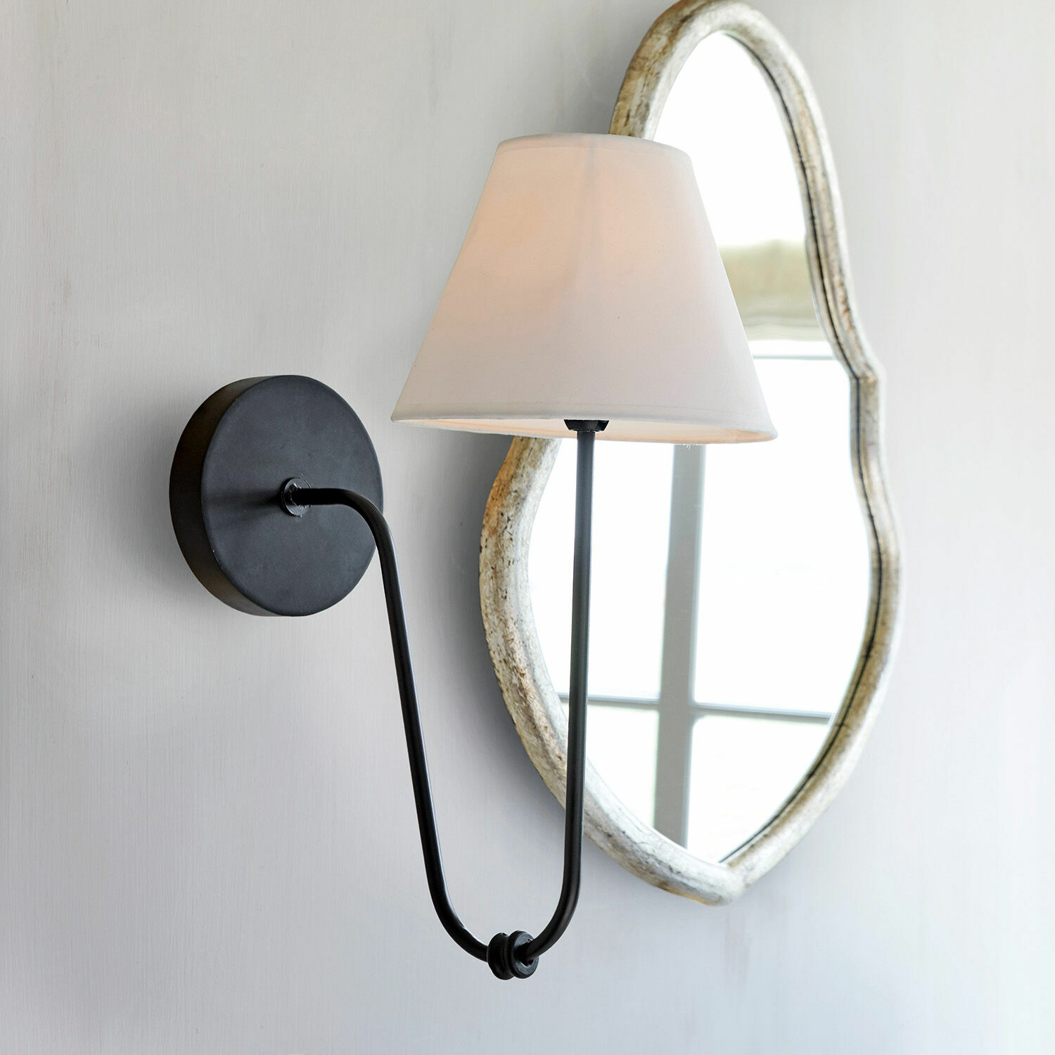 Applique Lustre Applique murale noire en métal avec abat-jour blanc et miroir décoratif en arrière-plan, éclairage intérieur