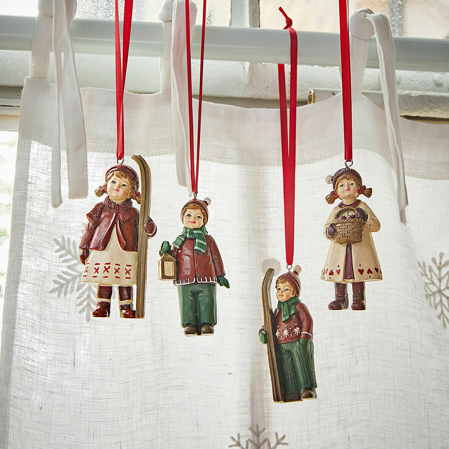 Lot de 4 figurines à suspendre Helgelund Suspensions de Noël avec figurines d'enfants en habits d'hiver sur rubans rouges, décoration de fenêtre